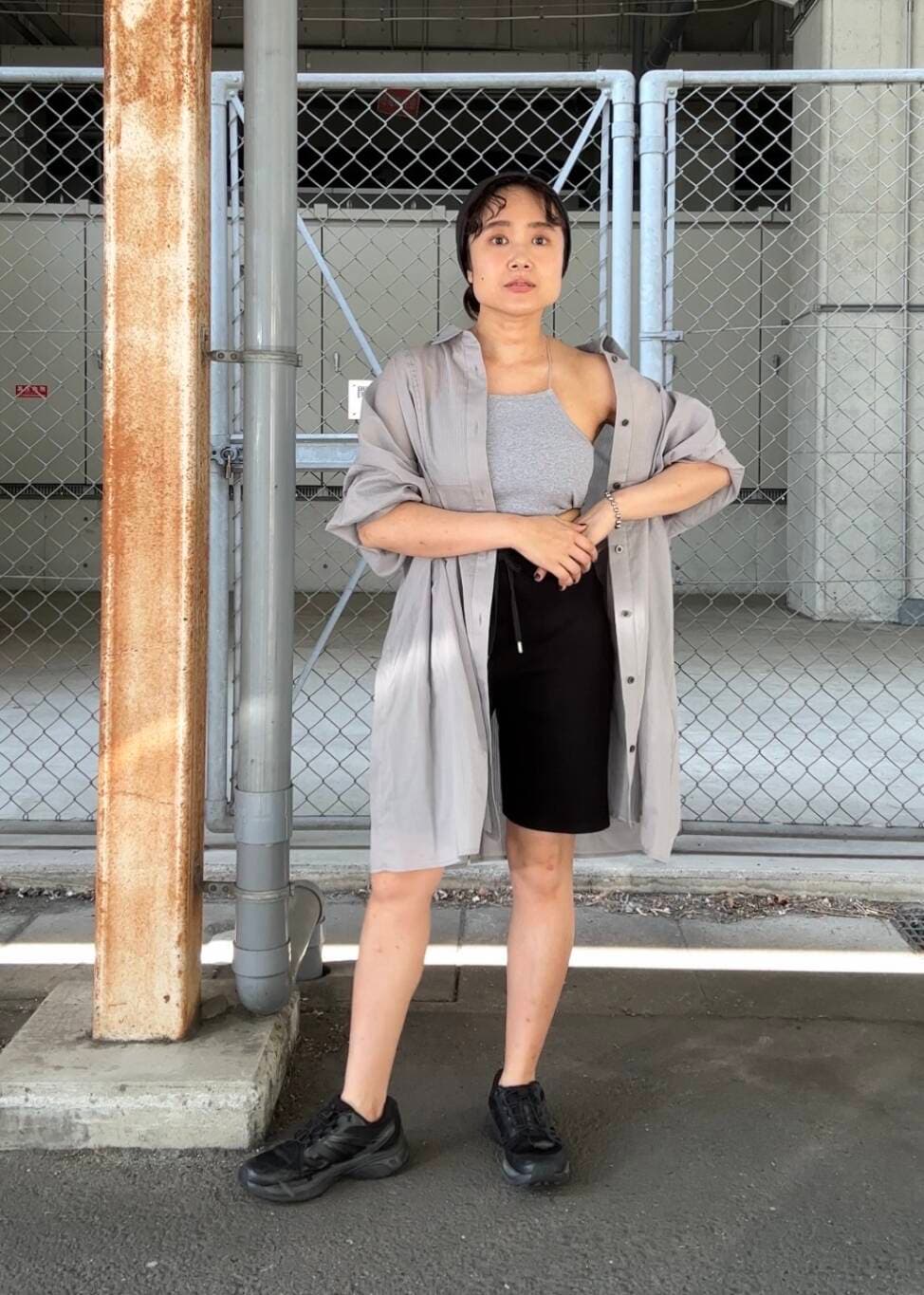 「シャツ、スニーカー、カジュアル、KBF、ストライプ、低身長、ショートパンツ、ターバン、ヘアアクセ、ミニワンピース、骨格ストレート、初夏のお出かけコーデ、sip2412、kbfで選ぶ夏」｜「SMELLYのベロアヘアバンド（ヘアバンド、ブラック系）」を使った、IMOKOさん（レディース・148cm）の夏コーディネートの2枚目の写真