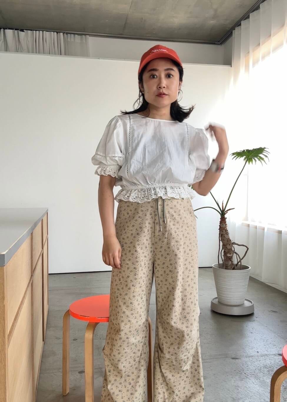 「ワイドパンツ、キャップ、KBF、低身長、クロップド丈、厚底サンダル、ボリューム袖、カラーコーデ、フリルブラウス、ドロストパンツ、春カラーコーデ、骨格ストレート、初夏のお出かけコーデ、ストレート×低身長、sip2412」｜「KBFの2WAYコンパクトレースブラウス（シャツ/ブラウス、ホワイト系）」を使った、IMOKOさん（レディース・148cm）の春コーディネートの3枚目の写真