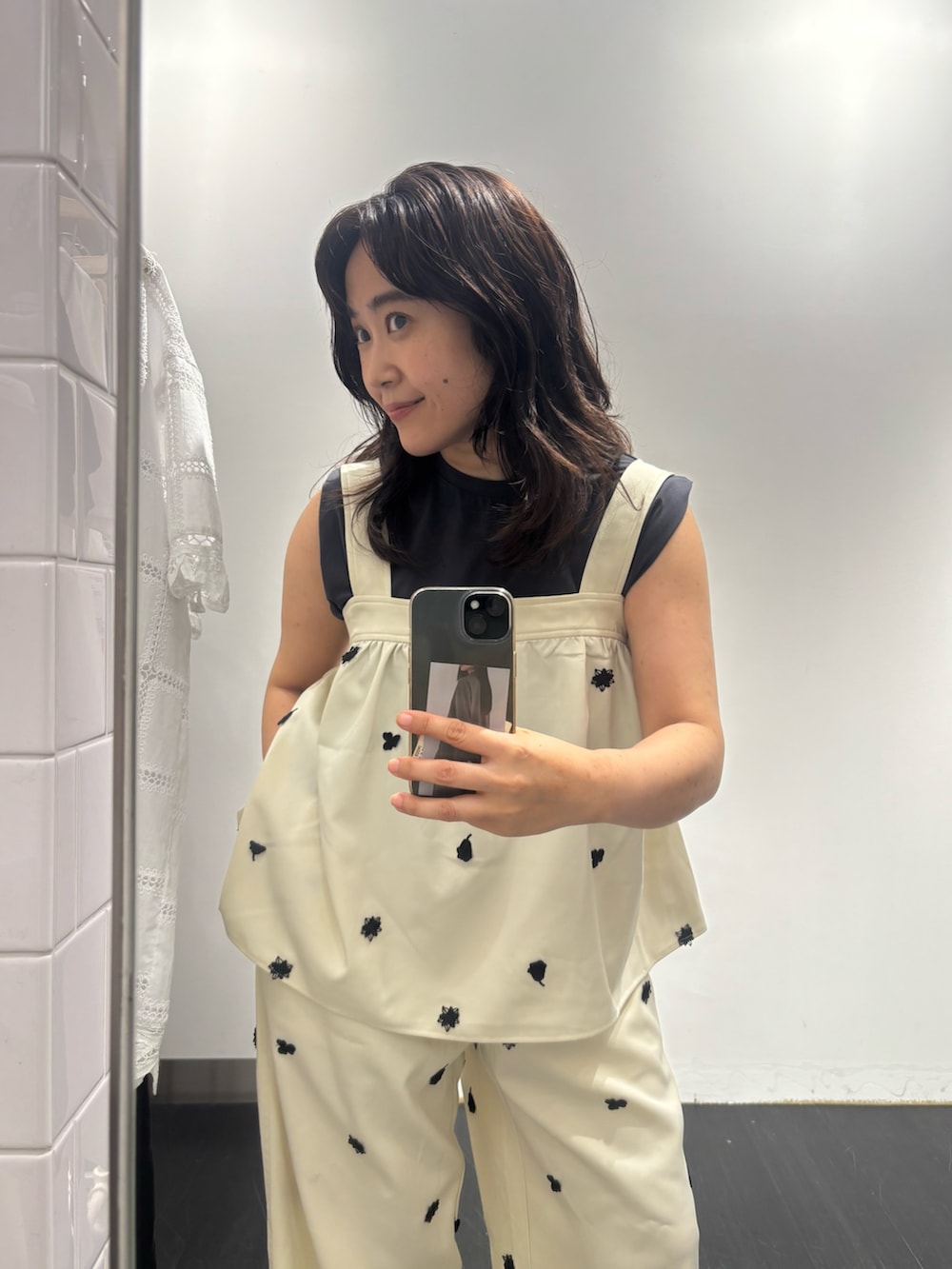 ホワイト系のシャツ/ブラウス、グレー系のタンクトップ、ホワイト系のその他パンツを着用したレディースの夏コーディネートの2枚目の写真
