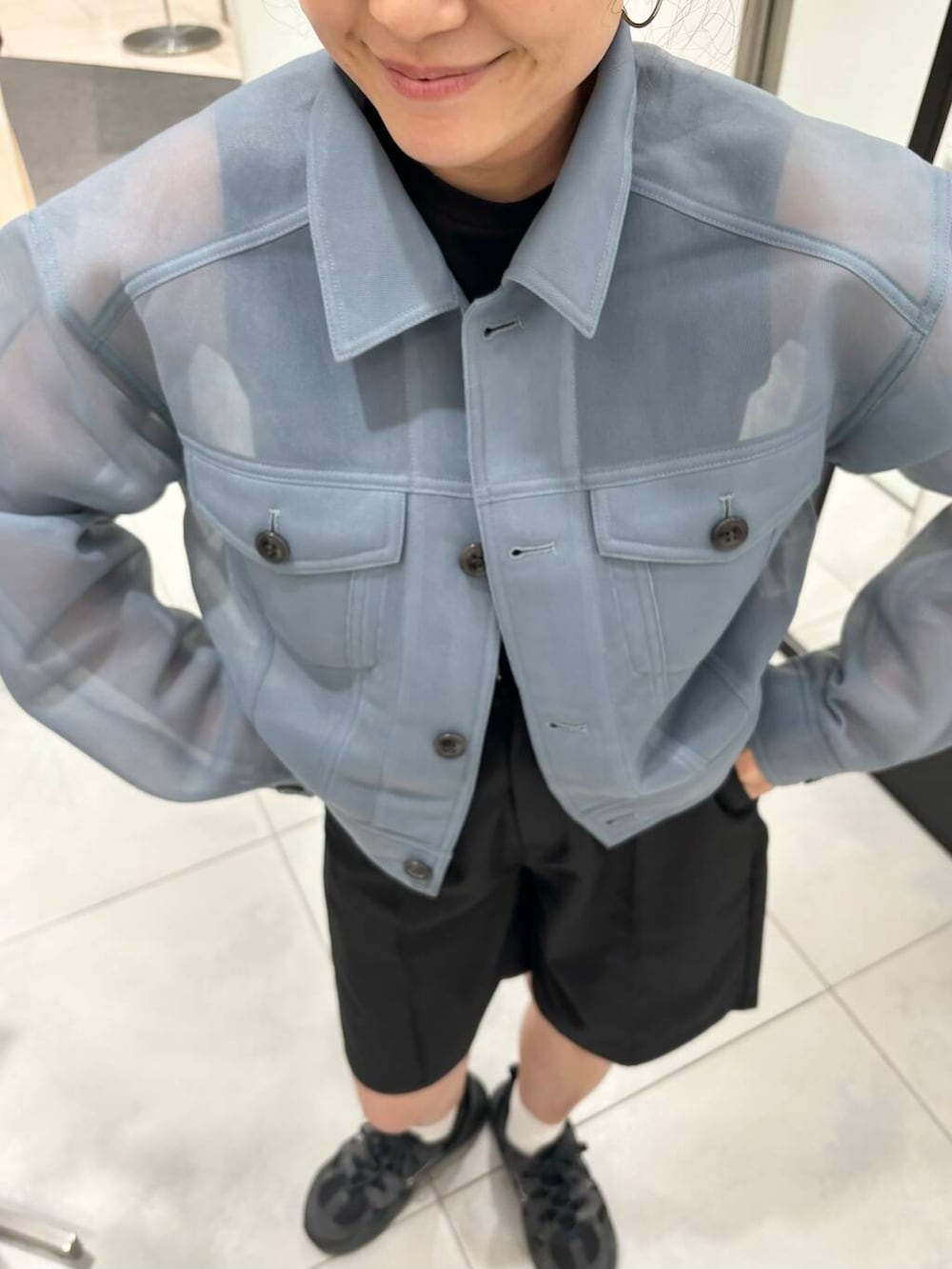 ブラック系のその他パンツ、ブラック系のTシャツ/カットソー、ブルー系のその他アウターを着用したレディースの夏コーディネートの2枚目の写真