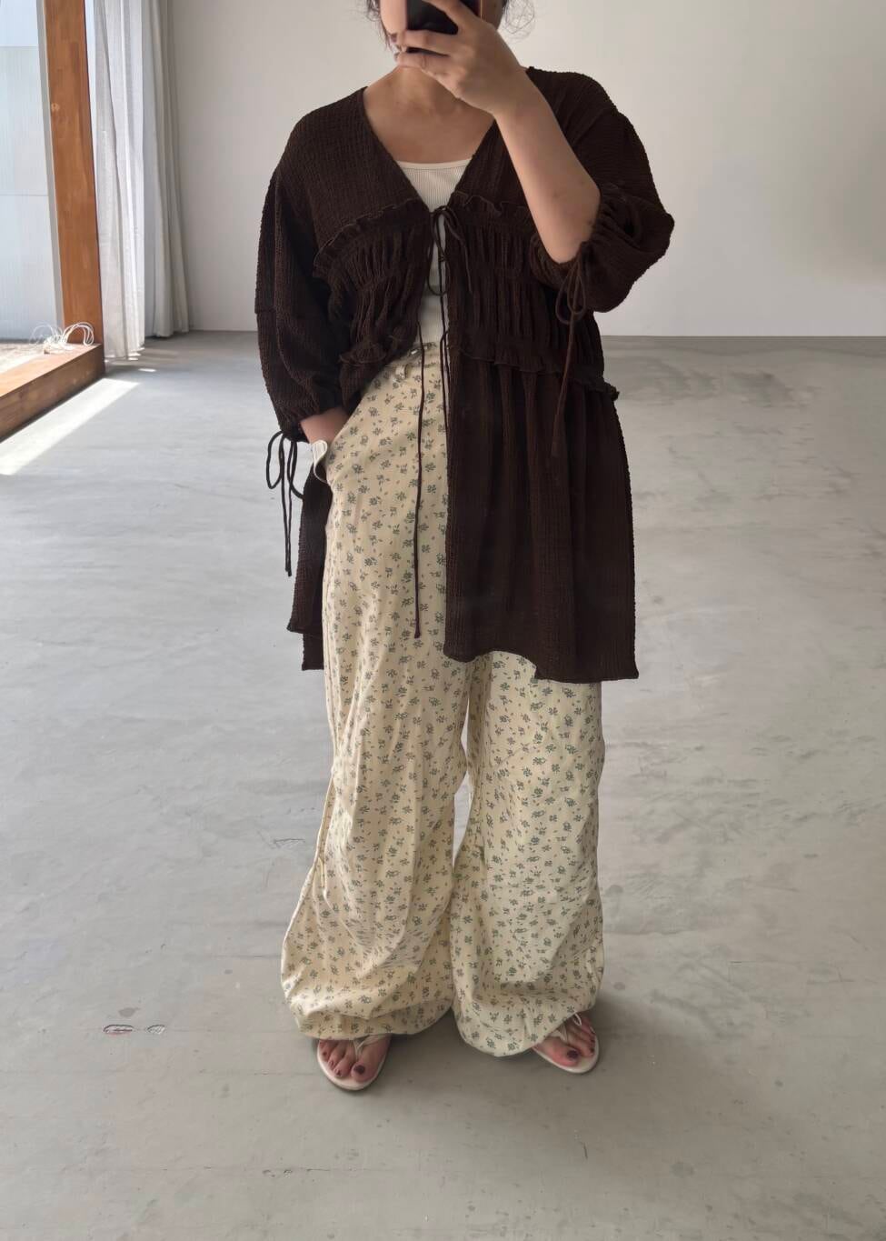 「ワイドパンツ、カジュアル、イージーパンツ、ブラウン、KBF、パンツ、低身長、フリル、チュニック、フレアパンツ、フラワー、ドロストパンツ、骨格ストレート、初夏のお出かけコーデ」｜「KBFのフラワープリントドロストパンツ（その他パンツ、ベージュ系）」を使った、IMOKOさん（レディース・148cm）の夏コーディネートの2枚目の写真