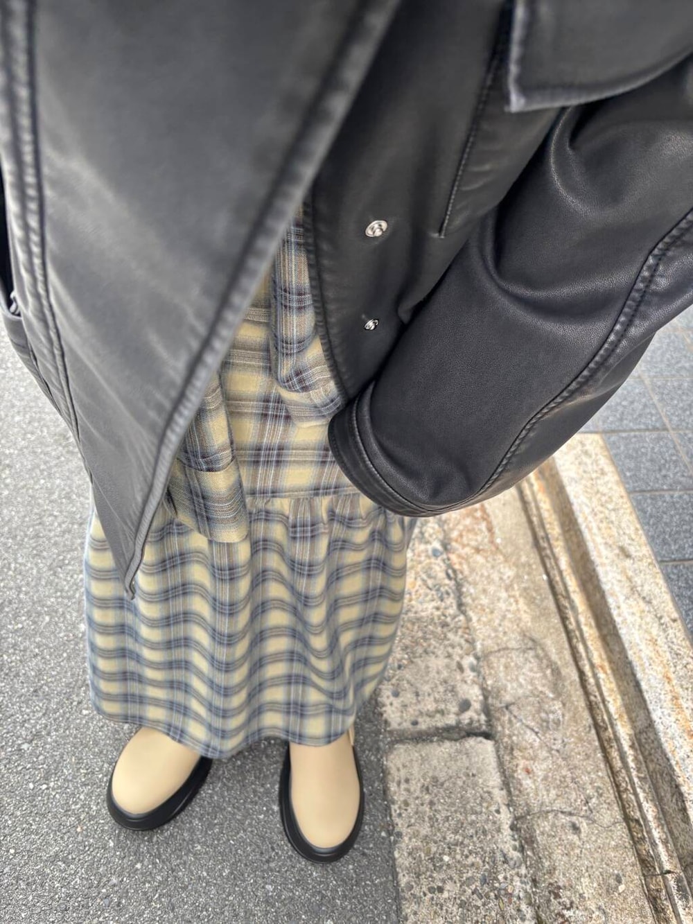 ベージュ系のサンダル、ベージュ系のスカートを着用したレディースの冬コーディネートの3枚目の写真