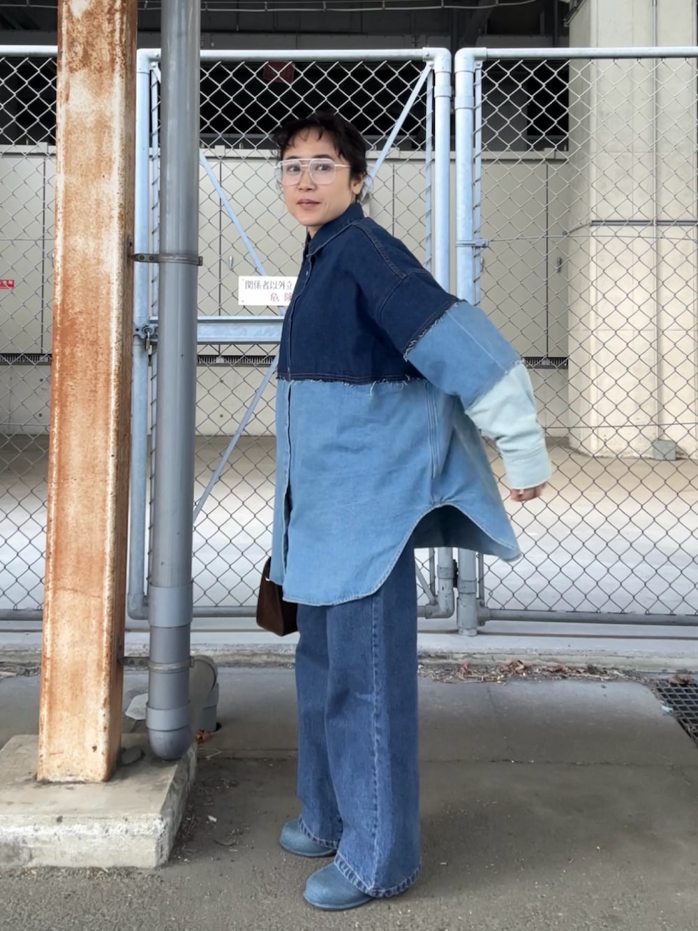 ブルー系のシャツ/ブラウス、ブルー系のデニムパンツ、ブルー系のサンダルを着用したレディースの冬コーディネートの3枚目の写真