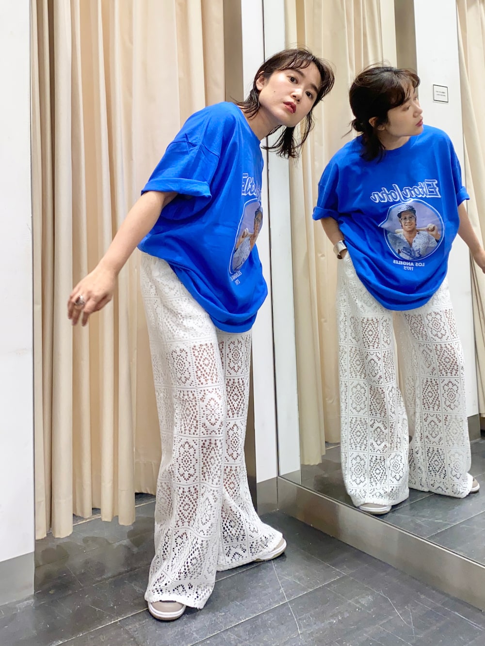 ホワイト系のその他パンツを着用したレディースの夏コーディネートの2枚目の写真