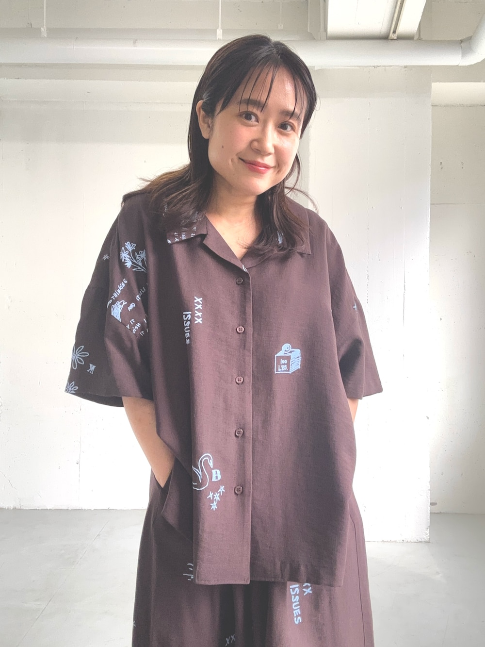 ブラウン系のシャツ/ブラウス、ブラウン系のその他パンツを着用したレディースの春コーディネートの3枚目の写真