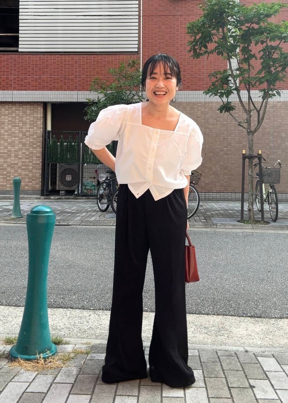 「ワイドパンツ、カジュアル、イージーパンツ、サンダル、ブラウス、KBF、パンツ、低身長、フレアパンツ、スクエアネック、骨格ストレート、ショルダーバック、初夏のお出かけコーデ、sip2412」｜「KBFのシャイニーイージーフレアパンツ（その他パンツ、ブラック系）」を使った、IMOKOさん（レディース・148cm）の夏コーディネートの3枚目の写真