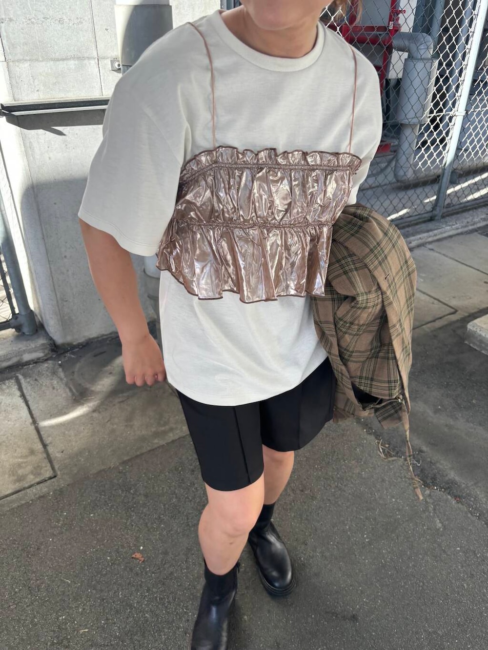 「チェック、ジャケット、ブーツ、Tシャツ、秋、レイヤード、低身長、ショートパンツ、キャミ、秋スタイル、骨格ストレート、ストレート×低身長」｜「KBFのリムーバルスリーブチェックジャケット（テーラードジャケット、グリーン系）」を使った、IMOKOさん（レディース・148cm）の夏コーディネートの3枚目の写真
