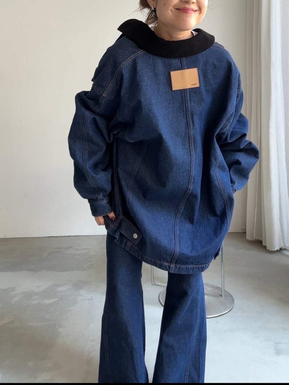 「デニム、セットアップ、Tシャツ、ブラック、KBF、スタンドカラー、シューズ、低身長、フレアパンツ、バイカラー、骨格ストレート、sip2412」｜「KBFの2WAYカラーデニムブルゾン（ブルゾン、ブルー系）」を使った、IMOKOさん（レディース・148cm）の夏コーディネートの4枚目の写真