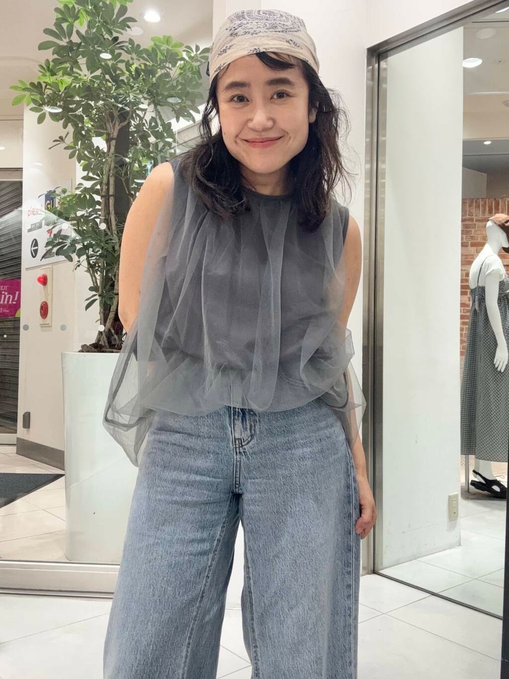 「ワイドパンツ、チュール、KBF、スリッポン、スカーフ、低身長、ノースリーブ、フレアパンツ、骨格ストレート、初夏のお出かけコーデ、sip2412、kbfで選ぶ夏」｜「SENSE OF PLACE by URBAN RESEARCHのチュールバルーントップ（Tシャツ/カットソー、グレー系）」を使った、IMOKOさん（レディース・148cm）の夏コーディネートの2枚目の写真