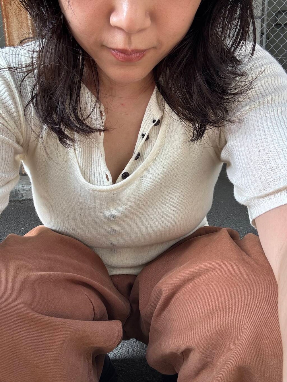 「ワイドパンツ、ビスチェ、KBF、レイヤード、スリッポン、低身長、サマーニット、ボリューム袖、カラーコーデ、骨格ストレート、初夏のお出かけコーデ、シャツが主役の夏コーデ、sip2412」｜「KBFのフロントボタンレイヤードニット（ニット/セーター、ホワイト系）」を使った、IMOKOさん（レディース・148cm）の夏コーディネートの3枚目の写真