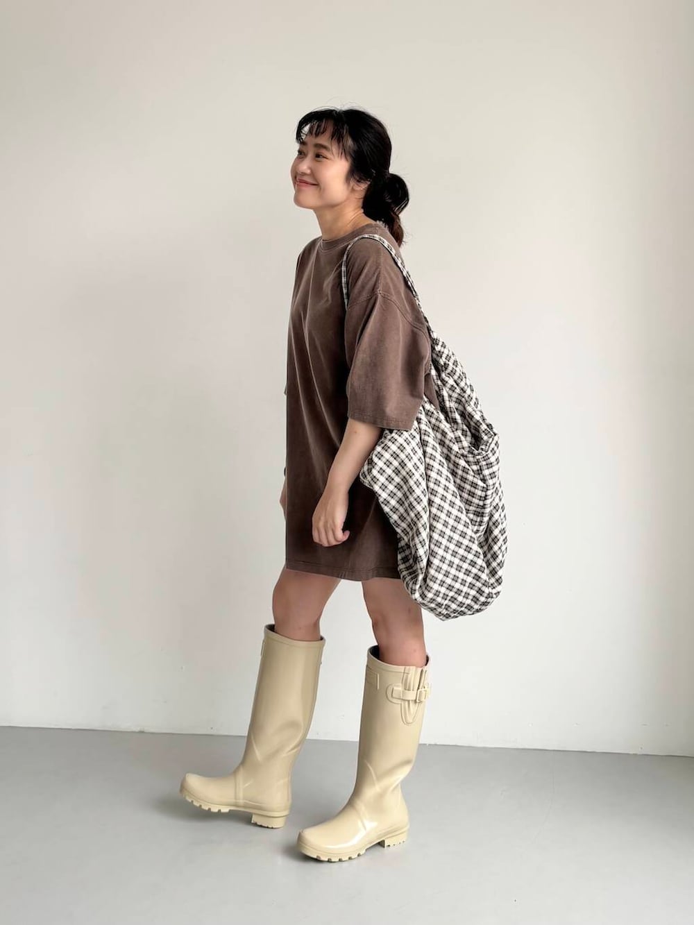 「カジュアル、オーバーサイズ、KBF、ロングブーツ、低身長、ロゴtee、bigtee、tee、レインブーツ、骨格ストレート、初夏のお出かけコーデ、ストレート×低身長、sip2412、チェックバック」｜「KBFのヴィンテージライクBIGTEE（Tシャツ/カットソー、ブラウン系）」を使った、IMOKOさん（レディース・148cm）の春コーディネートの2枚目の写真