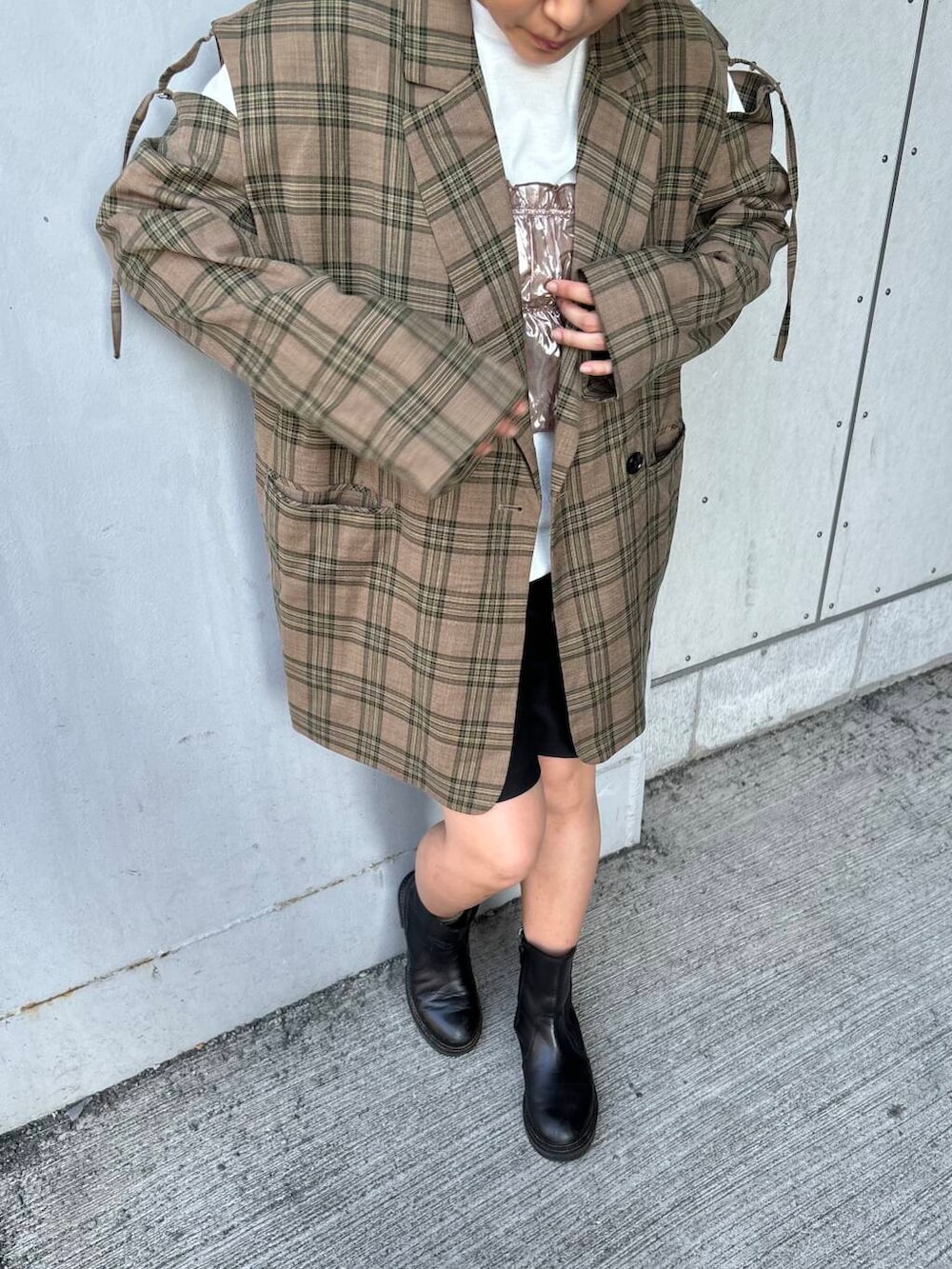 「チェック、ジャケット、ブーツ、Tシャツ、秋、レイヤード、低身長、ショートパンツ、キャミ、秋スタイル、骨格ストレート、ストレート×低身長」｜「KBFのリムーバルスリーブチェックジャケット（テーラードジャケット、グリーン系）」を使った、IMOKOさん（レディース・148cm）の夏コーディネートの2枚目の写真