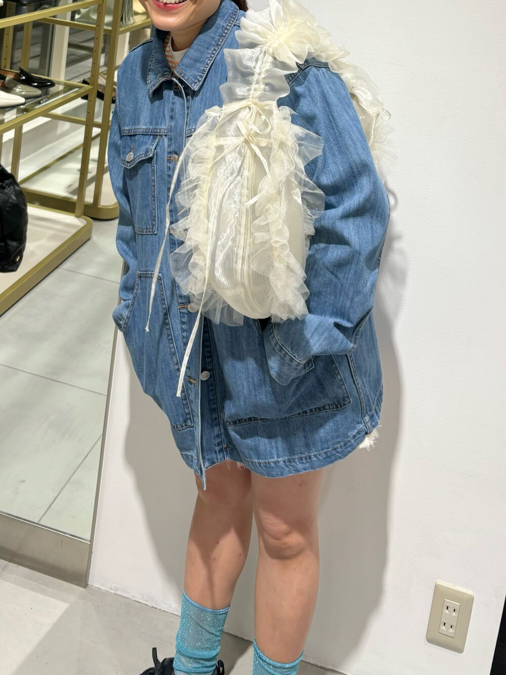 「春のおしゃ見えテクニック、デニムジャケット、大人可愛い、春服、シアートップス、春夏コーデ、24SS春の新作、ビッグシルエット、ナイキ、大人カジュアル、デニム、シンプル、KBF」｜「KBFのデニムカバーオール（デニムジャケット、ブルー系）」を使った、IMOKOさん（レディース・148cm）の春コーディネートの2枚目の写真