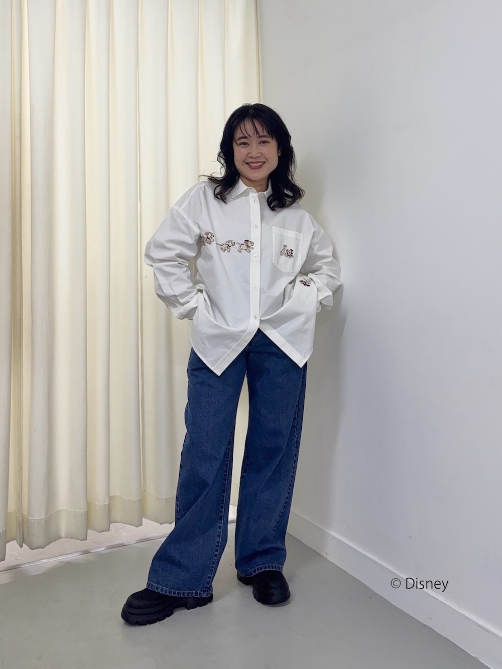 ホワイト系のシャツ/ブラウス、ブルー系のデニムパンツ、ブルー系のデニムパンツを着用したレディースの冬コーディネートの2枚目の写真