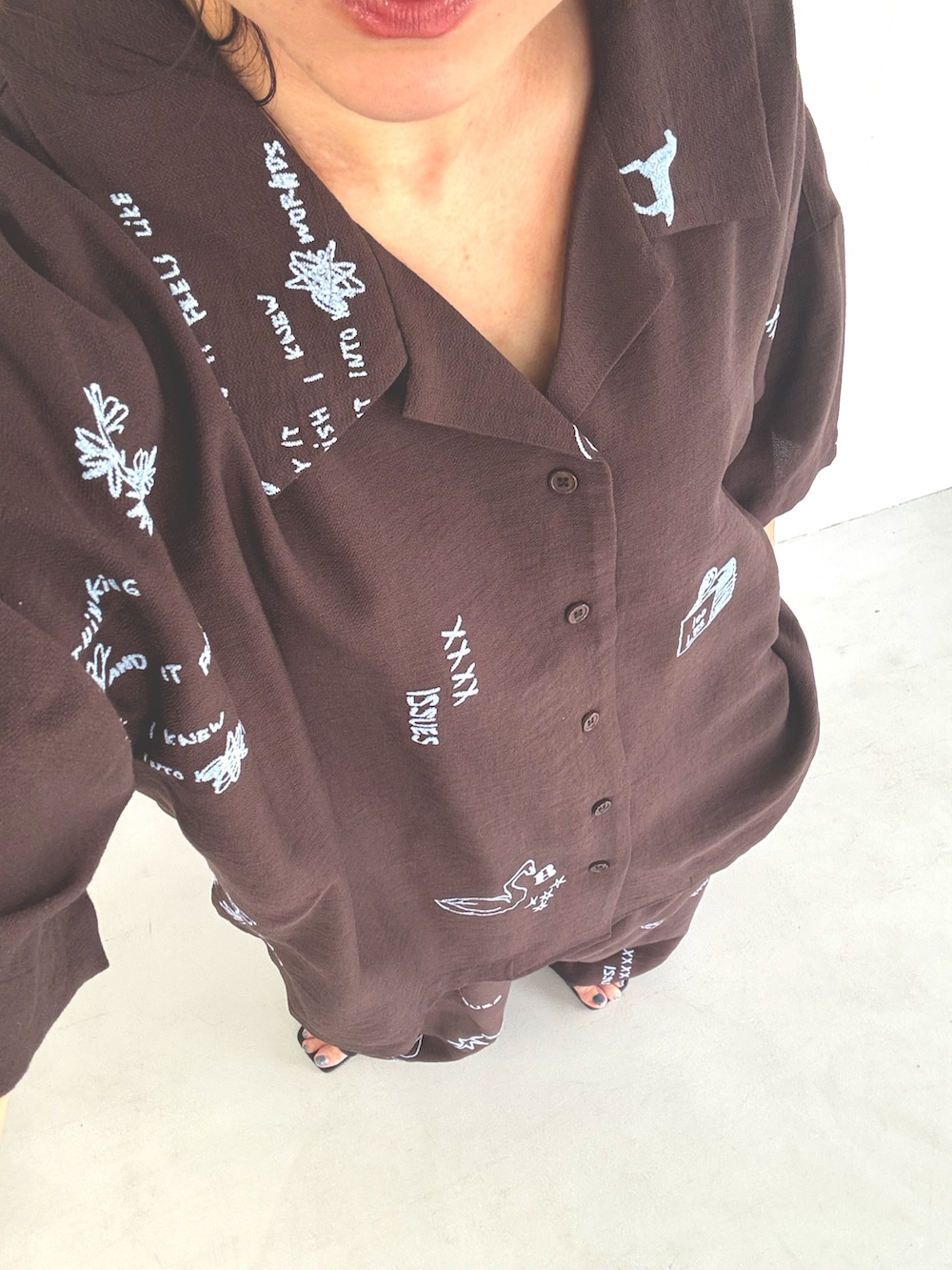 ブラウン系のシャツ/ブラウス、ブラウン系のその他パンツを着用したレディースの春コーディネートの2枚目の写真