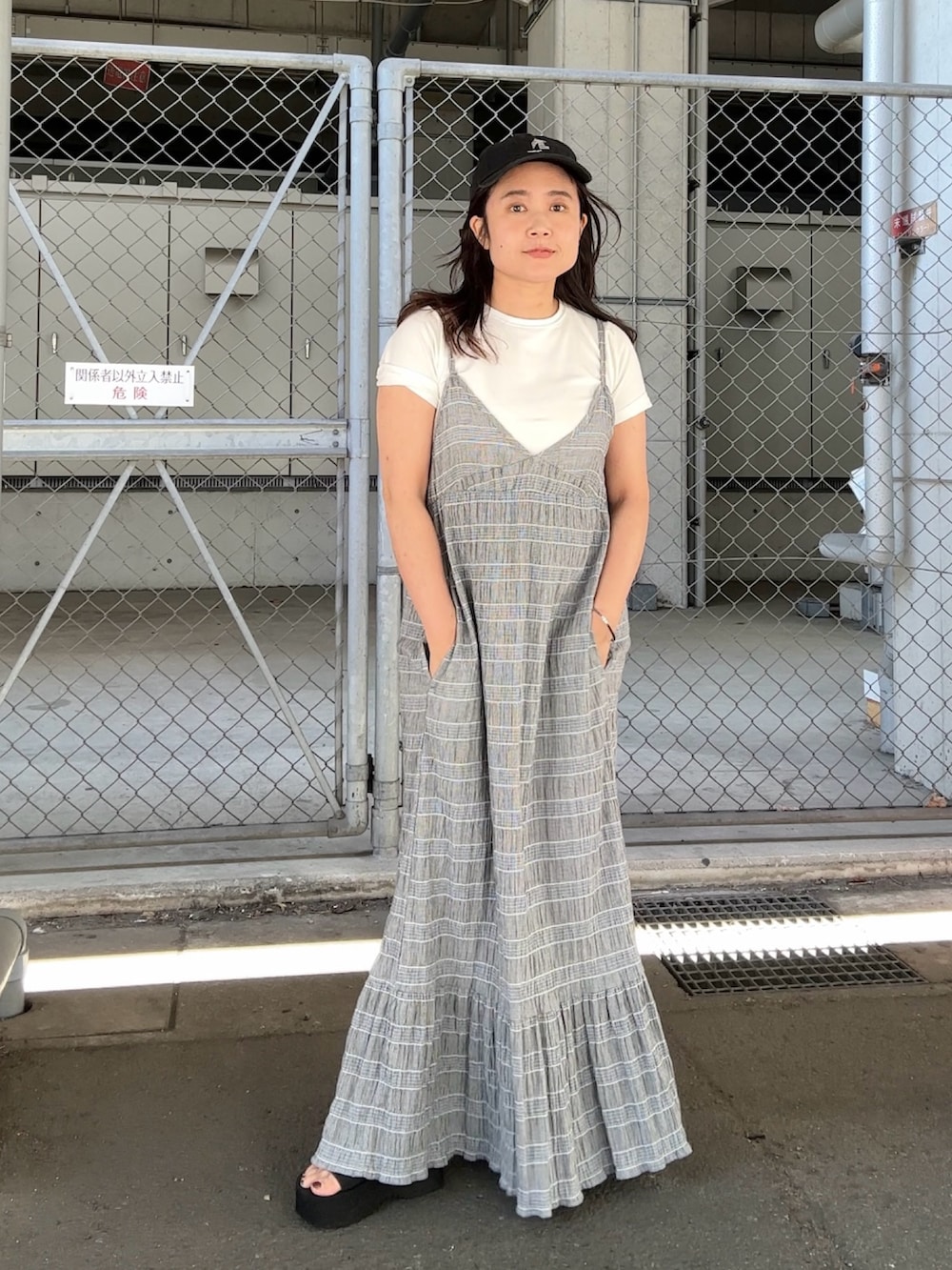 ホワイト系のTシャツ/カットソー、グレー系のワンピース、グレー系のハンドバッグを着用したレディースの夏コーディネートの2枚目の写真