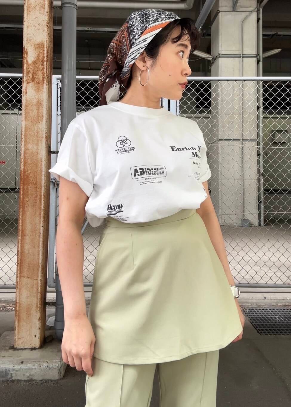 「Tシャツ、パンプス、サンダル、KBF、レイヤードスタイル、パンツ、重ね着、低身長、ロゴtee、tee、骨格ストレート、初夏のお出かけコーデ、ストレート×低身長、sip2412」｜「KBFのヴィンテージライクボストンBAG（ボストンバッグ、ブラウン系）」を使った、IMOKOさん（レディース・148cm）の春コーディネートの3枚目の写真