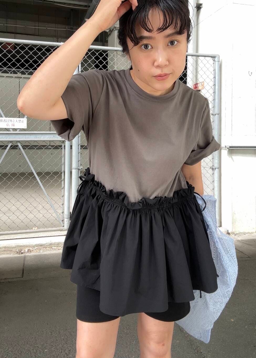 「ブラック、ブラウス、KBF、シューズ、レース、ペプラム、低身長、ショートパンツ、骨格ストレート、スパッツ、ショルダーバック、バック、初夏のお出かけコーデ、シャツが主役の夏コーデ、sip2412」｜「KBFのシアーエンブロイダリーBAG（ショルダーバッグ、ブルー系）」を使った、IMOKOさん（レディース・148cm）の夏コーディネートの5枚目の写真