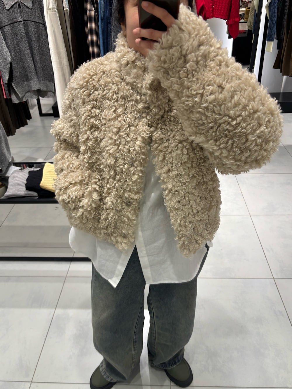 ホワイト系のその他アウター、ホワイト系のその他アウター、ブルー系のデニムパンツを着用したレディースの秋コーディネートの3枚目の写真