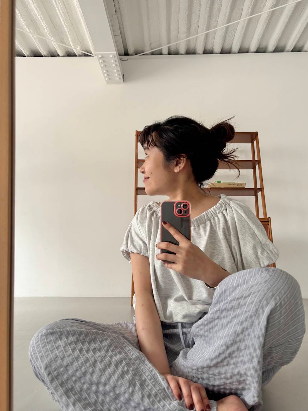 「ワイドパンツ、Tシャツ、サンダル、ストライプ、パンツ、低身長、ストライプパンツ、リボン、骨格ストレート、初夏のお出かけコーデ、ストレート×低身長、sip2412」｜「KBFのリボンギャザースウェット（スウェット、グレー系）」を使った、IMOKOさん（レディース・148cm）の春コーディネートの3枚目の写真