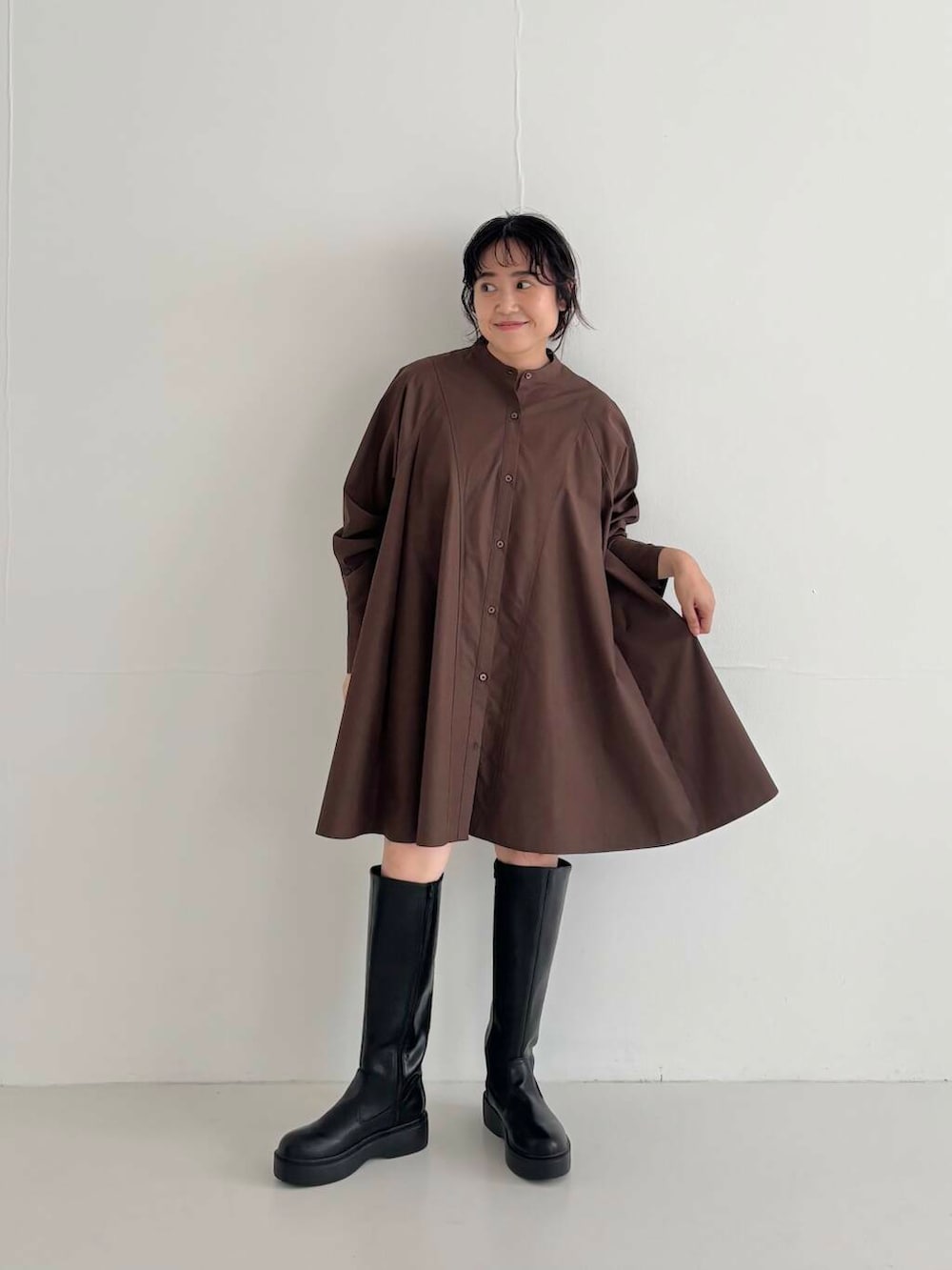 「ワンピース、KBF、ロングブーツ、低身長、フレアワンピース、ミニワンピース、初夏のお出かけコーデ、ワンピースが主役のコーデ、sip2412、kbfで選ぶ夏、夏旅コーデ、晩夏カラーコーデ」｜「KBFのWIDEフレアミニシャツワンピース（ワンピース、ブラウン系）」を使った、IMOKOさん（レディース・148cm）の夏コーディネートの4枚目の写真