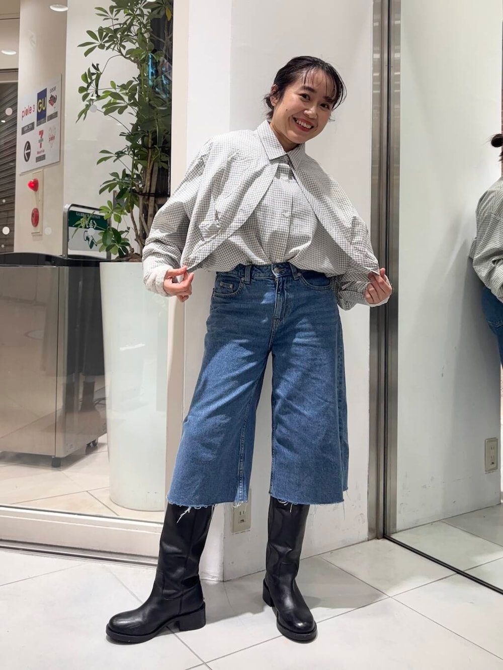 「デニム、ワイドパンツ、チェック、チェックシャツ、ジャケット、KBF、レイヤード、シューズ、ロングブーツ、低身長、バイカラー、春スタイル、ストレート×低身長、sip2412」｜「KBFのBACKフレアショートジャケット（その他アウター、ベージュ系）」を使った、IMOKOさん（レディース・148cm）の冬コーディネートの3枚目の写真