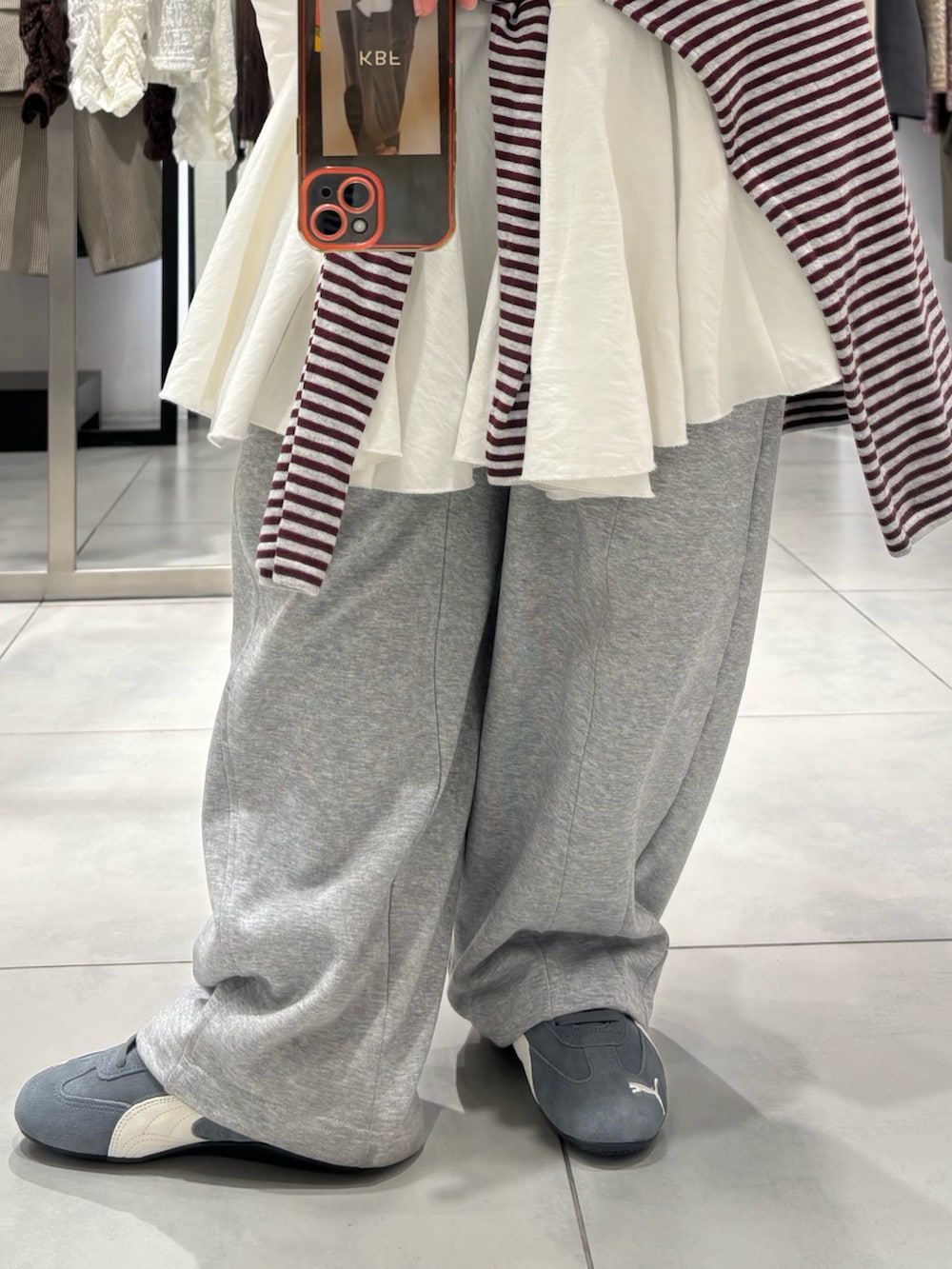 ホワイト系のワンピース、レッド系のニット/セーター、グレー系のその他パンツを着用したレディースの春コーディネートの2枚目の写真