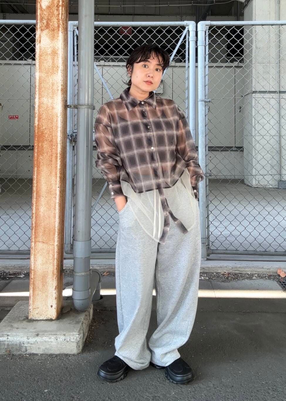 「チェック、パンプス、スウェット、KBF、レイヤード、パンツ、スリッポン、シアー、低身長、こなれ感、カーブパンツ、骨格ストレート、初夏のお出かけコーデ、sip2412、kbfで選ぶ夏」｜「KBFのカーブスウェットパンツ（その他パンツ、グレー系）」を使った、IMOKOさん（レディース・148cm）の夏コーディネートの2枚目の写真