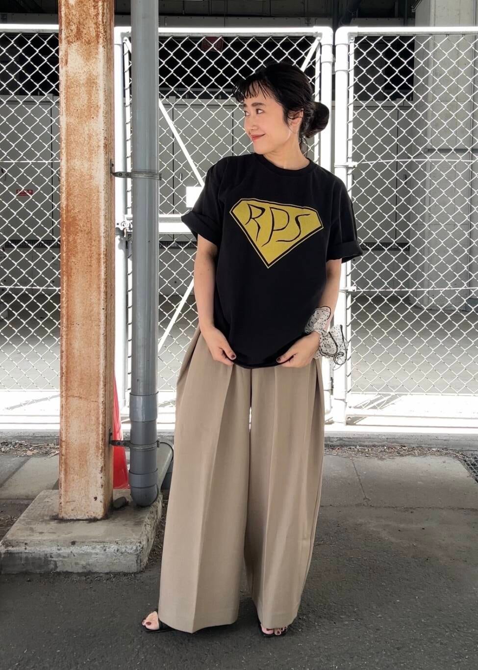 「シャツ、ワイドパンツ、スラックス、Tシャツ、サンダル、KBF、低身長、ロゴtee、bigtee、骨格ストレート、初夏のお出かけコーデ、ストレート×低身長、sip2412、kbfで選ぶ春」｜「KBFのサイドタックスラックス（その他パンツ、ベージュ系）」を使った、IMOKOさん（レディース・148cm）の春コーディネートの5枚目の写真