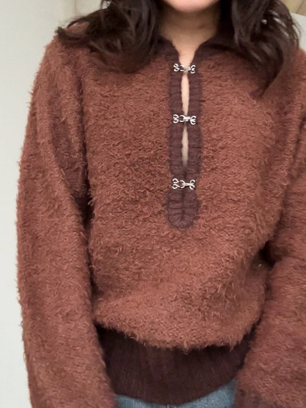 ブラウン系のニット/セーター、ブラウン系のニット/セーター、ブルー系のデニムパンツを着用したレディースの秋コーディネートの2枚目の写真