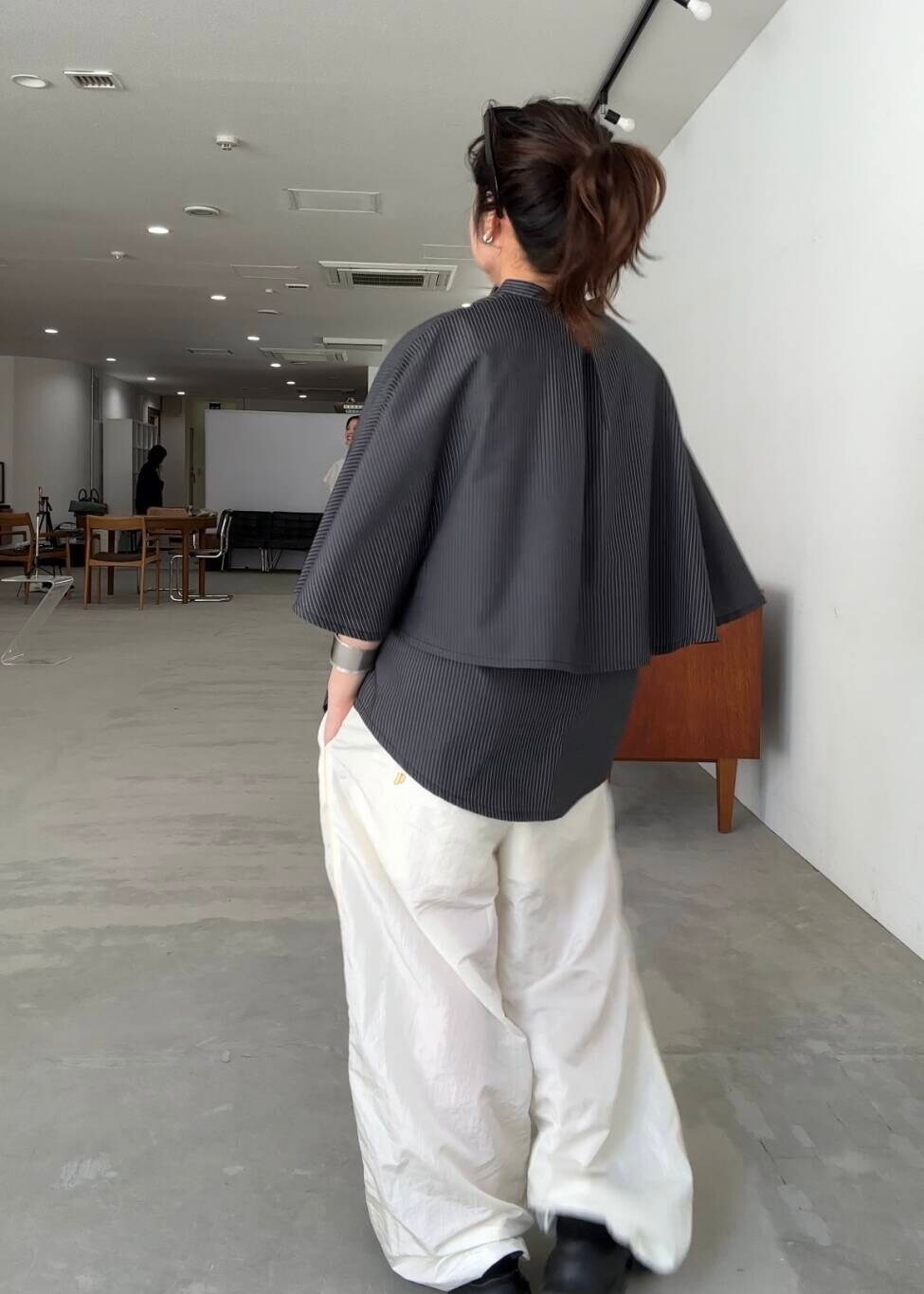ホワイト系のその他パンツ、グレー系のシャツ/ブラウス、ブラック系のスニーカーを着用したレディースの夏コーディネートの5枚目の写真