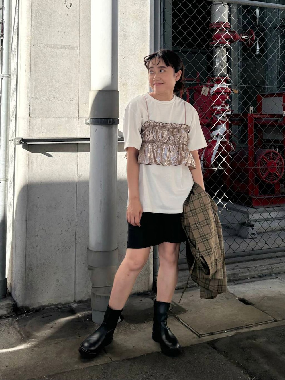「チェック、ジャケット、ブーツ、Tシャツ、秋、レイヤード、低身長、ショートパンツ、キャミ、秋スタイル、骨格ストレート、ストレート×低身長」｜「KBFのリムーバルスリーブチェックジャケット（テーラードジャケット、グリーン系）」を使った、IMOKOさん（レディース・148cm）の夏コーディネートの4枚目の写真