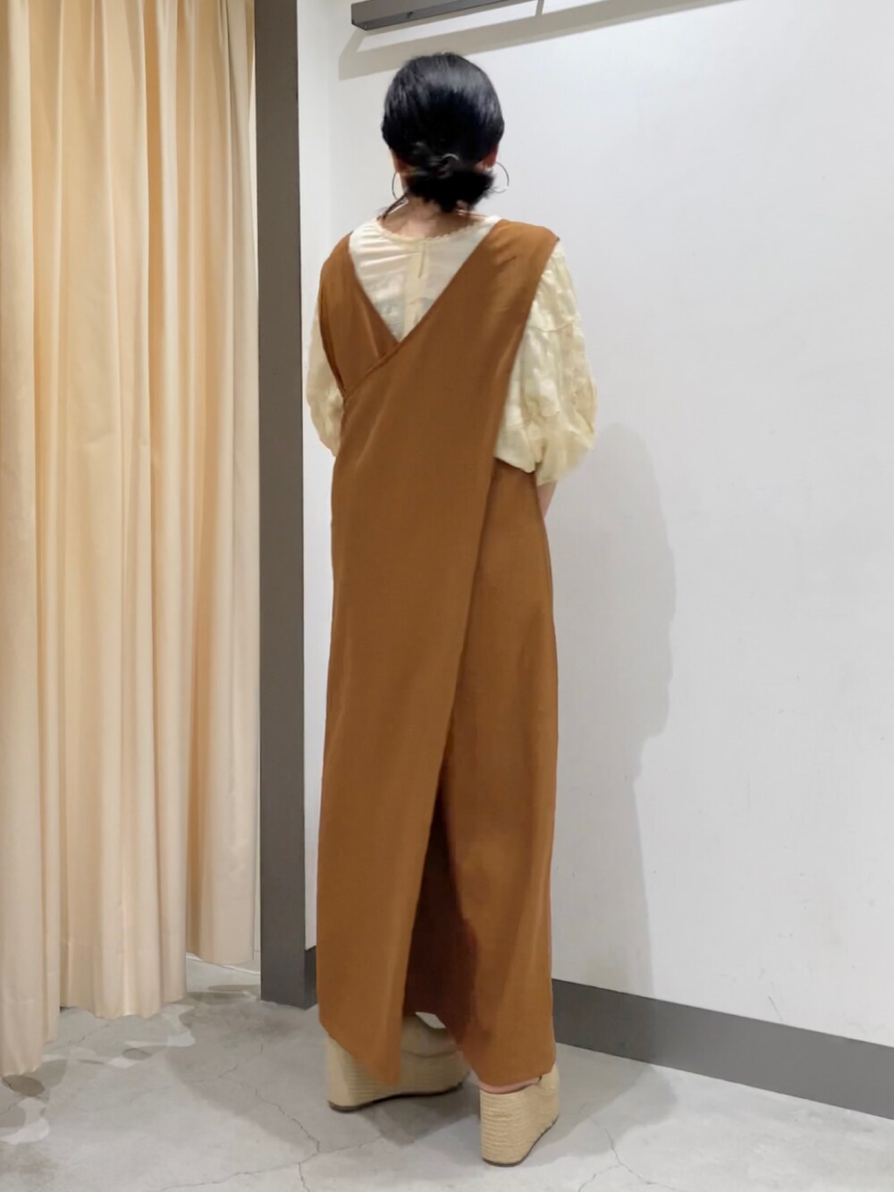 ブラウン系のワンピース、ベージュ系のシューズ、ホワイト系のシャツ/ブラウスを着用したレディースの夏コーディネートの3枚目の写真