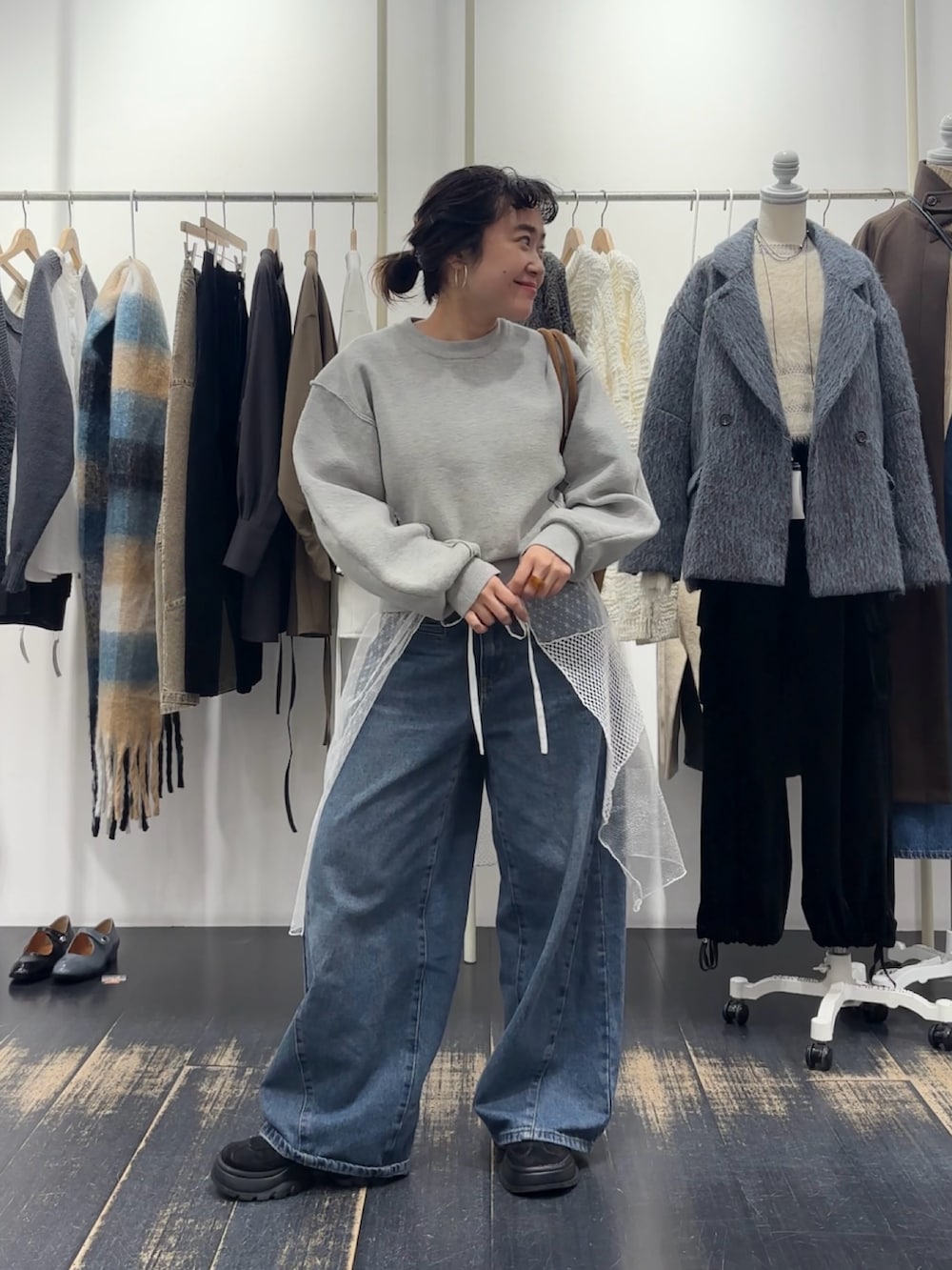 グリーン系のニット/セーター、グレー系のニット/セーター、イエロー系のボストンバッグを着用したレディースの冬コーディネートの3枚目の写真