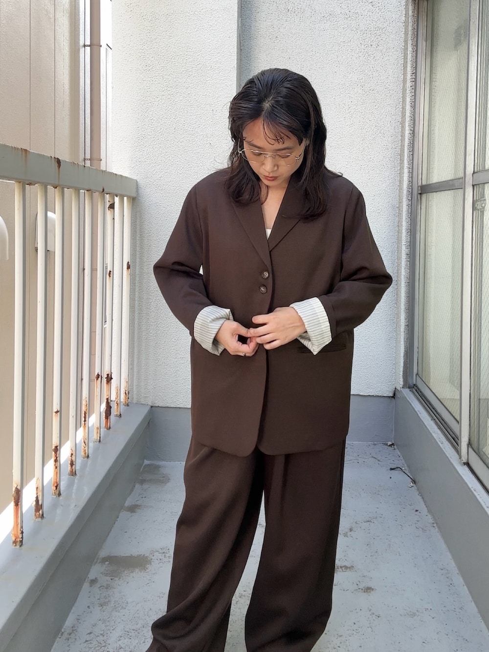 ブラウン系のその他アウター、ブラウン系のその他パンツを着用したレディースの夏コーディネートの3枚目の写真