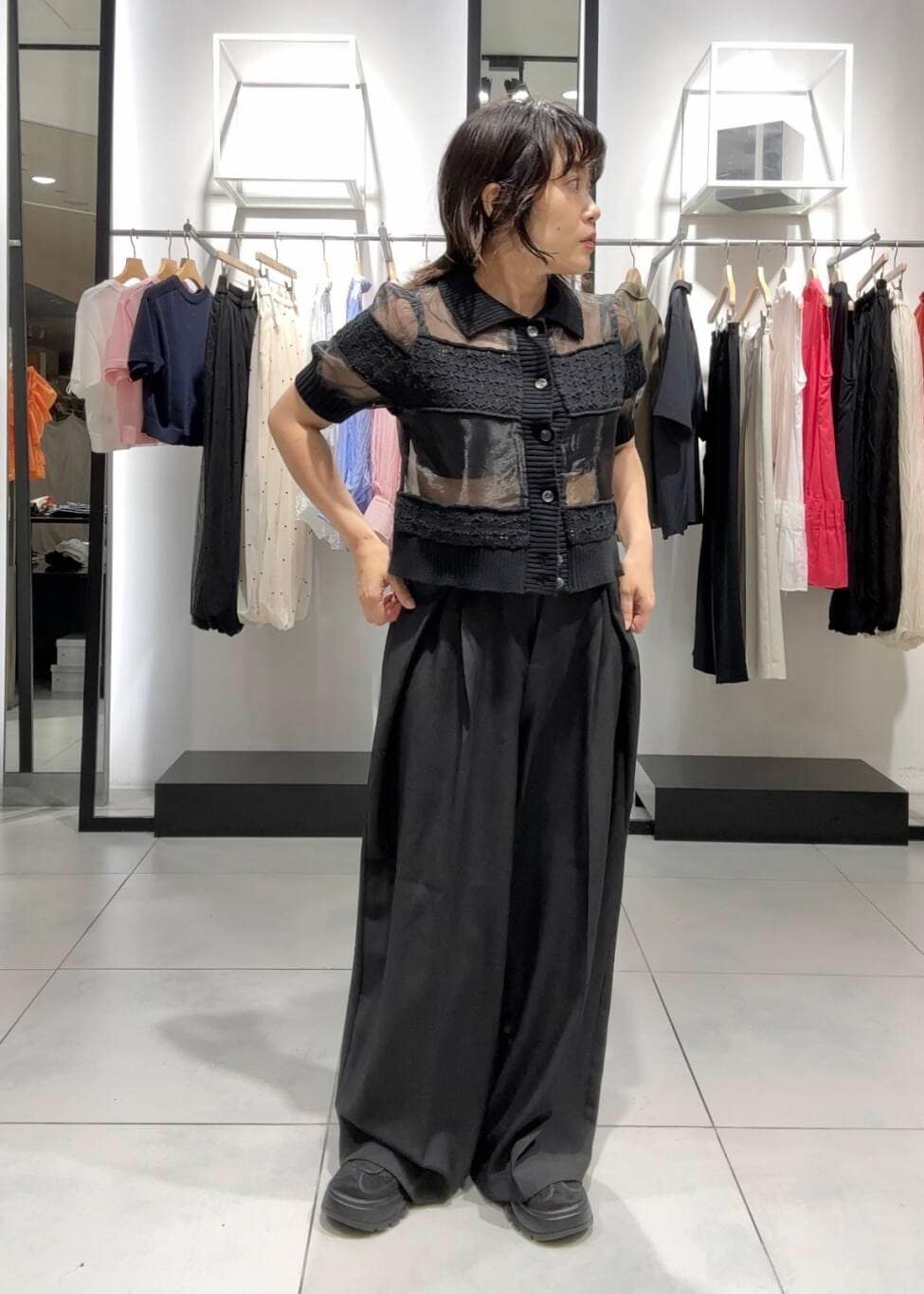 「シャツ、スラックス、モノトーン、ブラック、KBF、シューズ、スリッポン、低身長、シアーシャツ、クロシェ、初夏のお出かけコーデ、シャツが主役の夏コーデ、sip2412、kbfで選ぶ夏」｜「KBFのサイドタックスラックス（その他パンツ、ブラック系）」を使った、IMOKOさん（レディース・148cm）の夏コーディネートの2枚目の写真