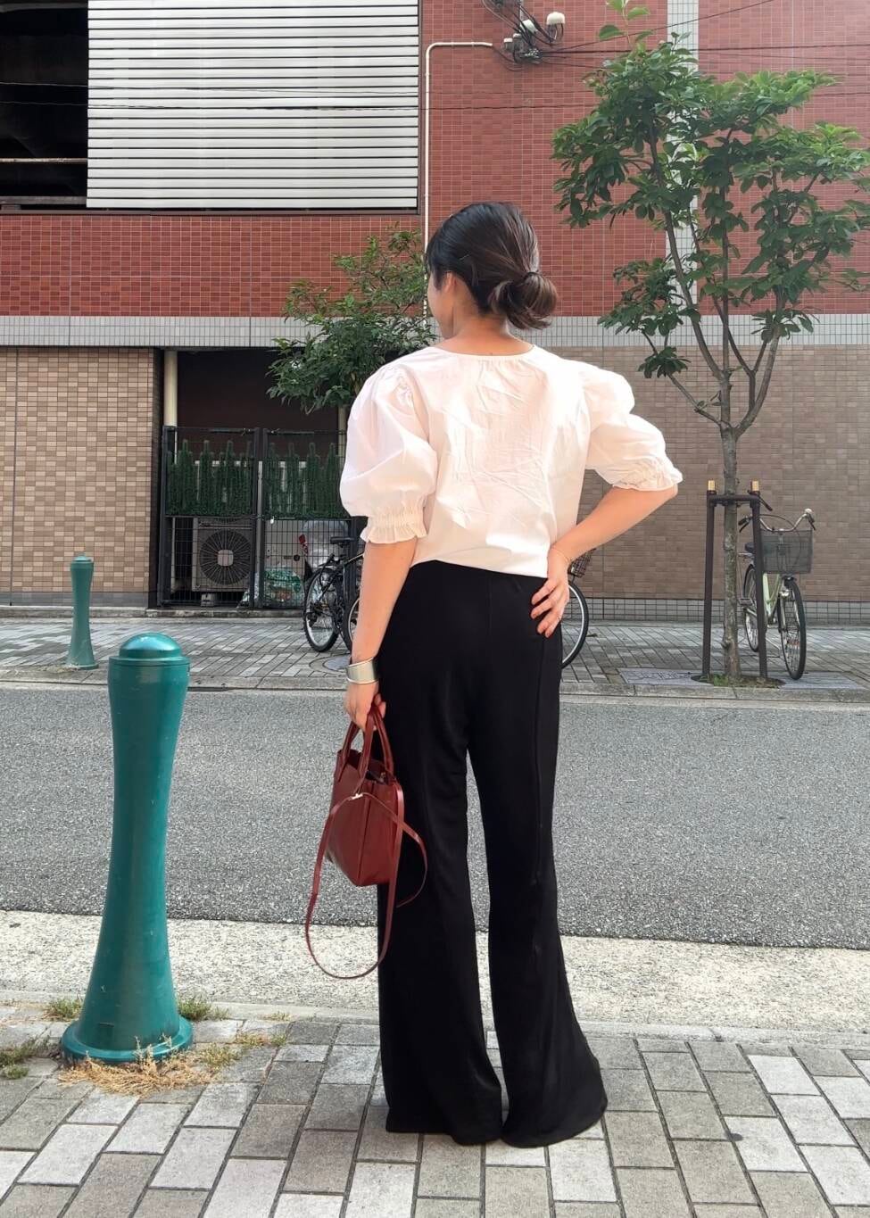 「ワイドパンツ、カジュアル、イージーパンツ、サンダル、ブラウス、KBF、パンツ、低身長、フレアパンツ、スクエアネック、骨格ストレート、ショルダーバック、初夏のお出かけコーデ、sip2412」｜「KBFのシャイニーイージーフレアパンツ（その他パンツ、ブラック系）」を使った、IMOKOさん（レディース・148cm）の夏コーディネートの2枚目の写真