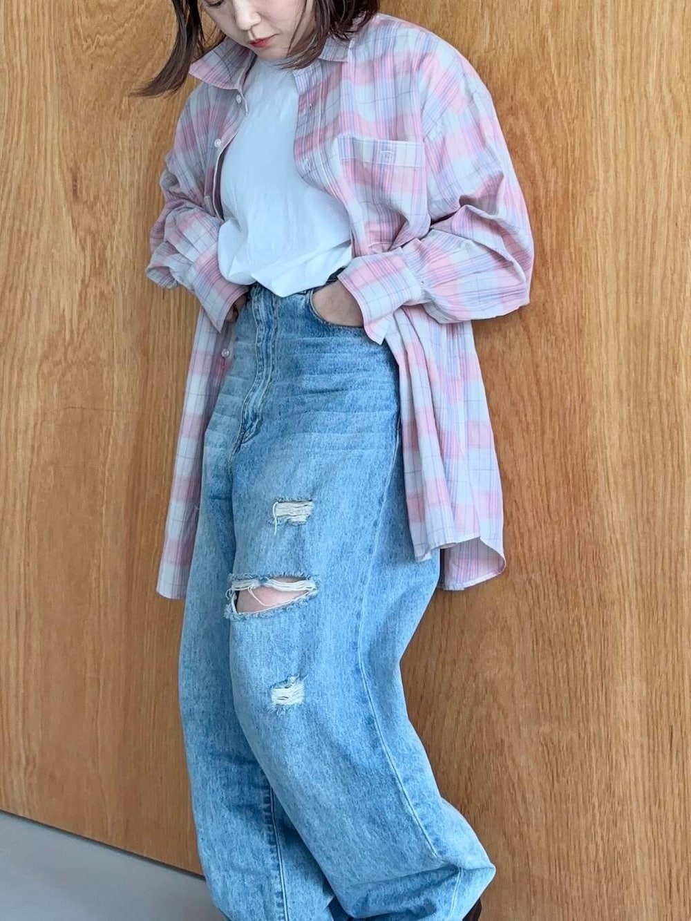 「デニム、ワイドパンツ、ブラウス、KBF、スカーフ、低身長、春コーデ、厚底、春スタイル、春カラーコーデ、骨格ストレート、ストレート×低身長、sip2412、先取り春色トップスコーデ、ブラウスが主役の春コーデ」｜「KBFのシアーチェックBIGシャツ（シャツ/ブラウス、ピンク系）」を使った、IMOKOさん（レディース・148cm）の春コーディネートの2枚目の写真