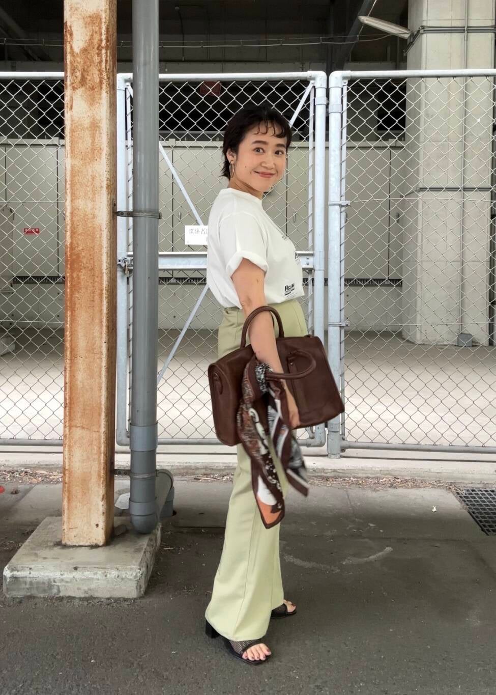 「Tシャツ、パンプス、サンダル、KBF、レイヤードスタイル、パンツ、重ね着、低身長、ロゴtee、tee、骨格ストレート、初夏のお出かけコーデ、ストレート×低身長、sip2412」｜「KBFのヴィンテージライクボストンBAG（ボストンバッグ、ブラウン系）」を使った、IMOKOさん（レディース・148cm）の春コーディネートの4枚目の写真
