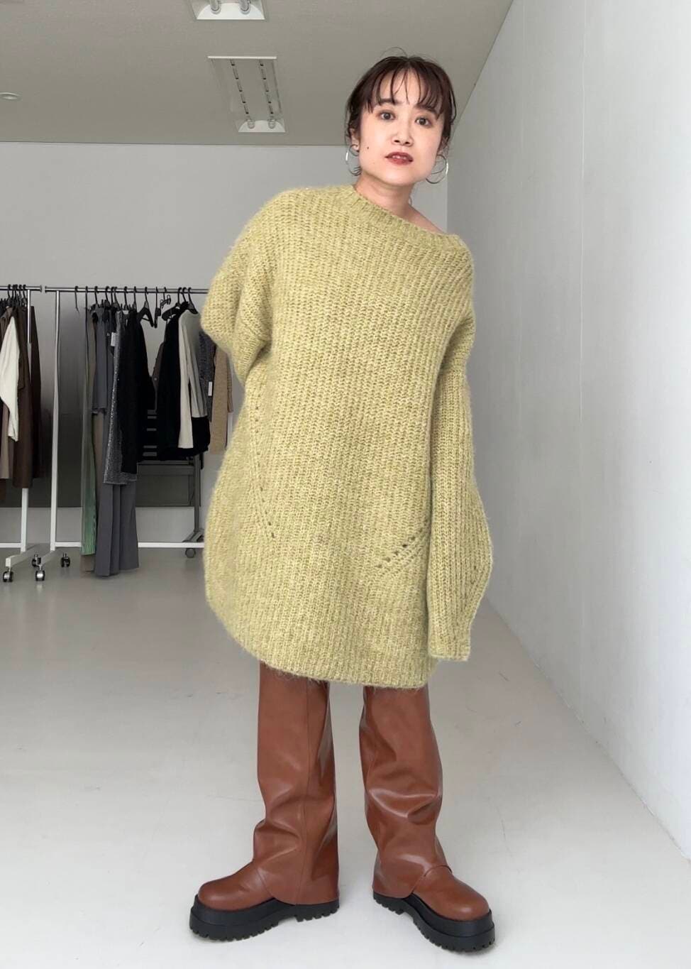 グリーン系のワンピース、ブラウン系のブーツを着用したレディースの秋コーディネートの2枚目の写真