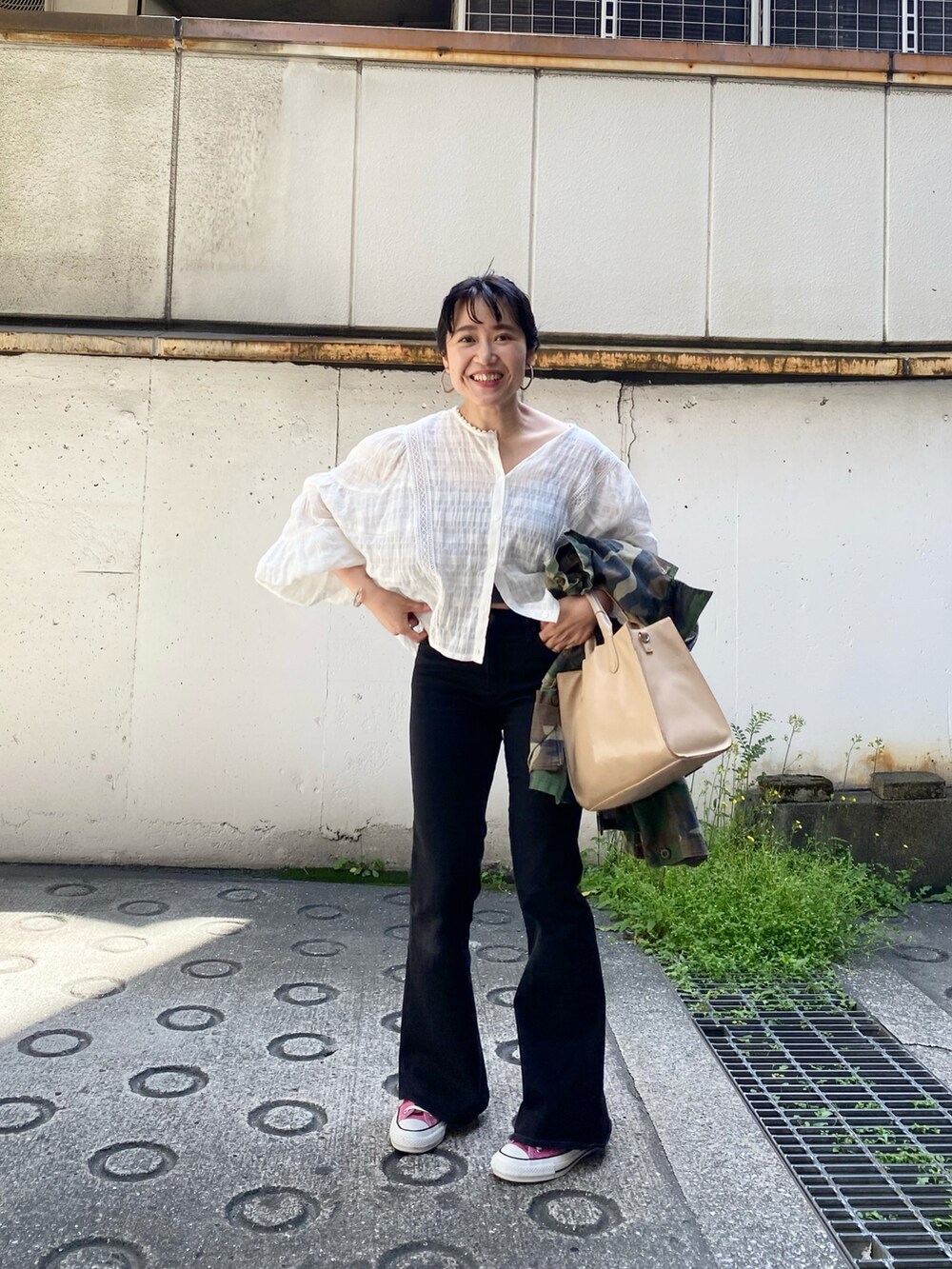 ホワイト系のシャツ/ブラウス、ピンク系のスニーカー、ベージュ系のトートバッグを着用したレディースの春コーディネートの2枚目の写真