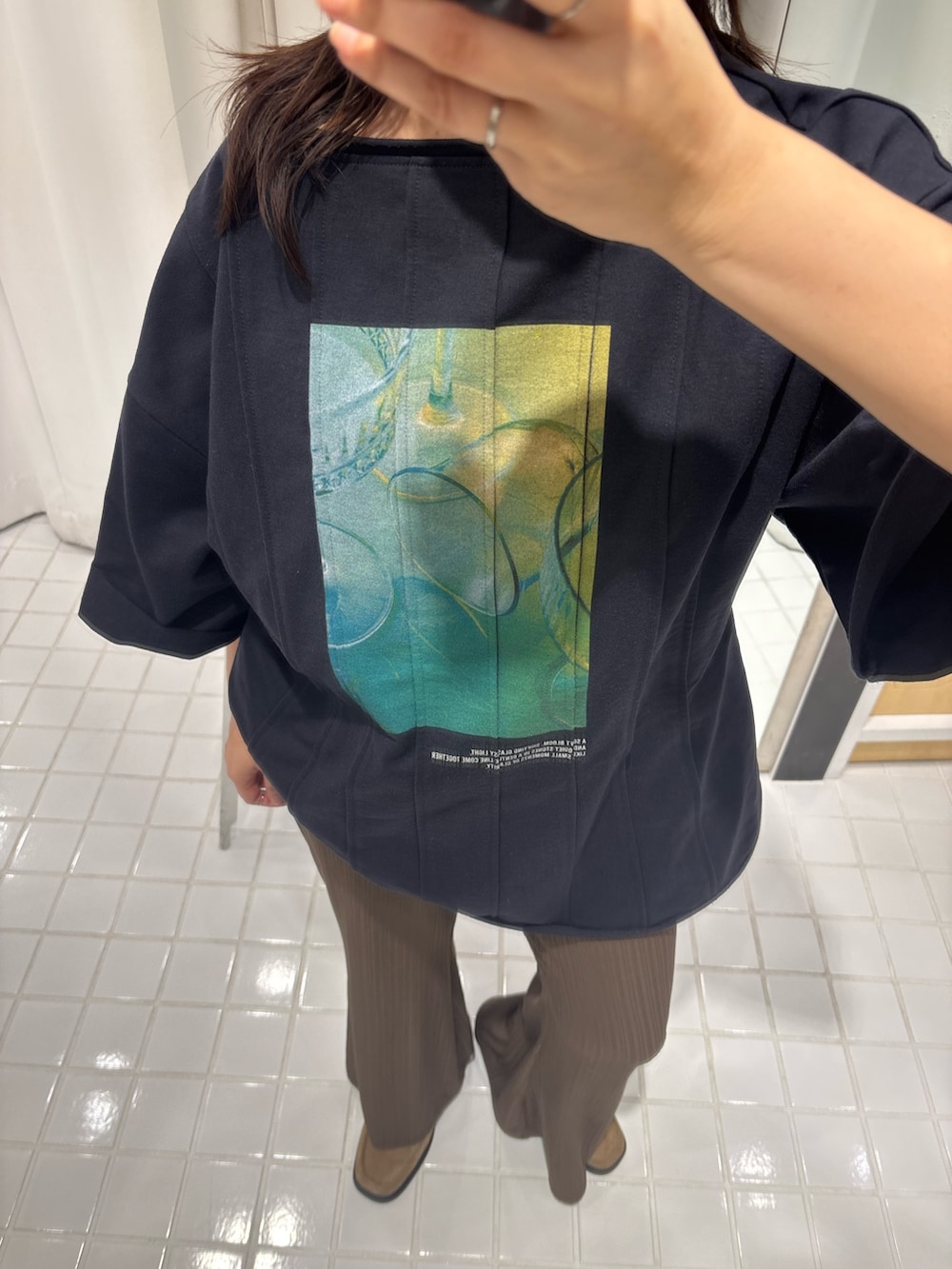 ブルー系のTシャツ/カットソー、ブラウン系のその他パンツ、ベージュ系のローファーを着用したレディースの春コーディネートの4枚目の写真