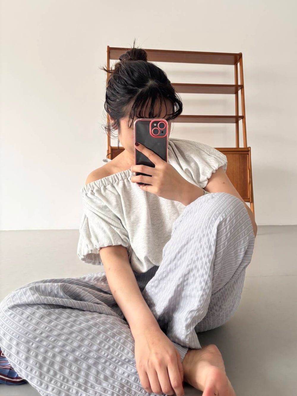 「ワイドパンツ、Tシャツ、サンダル、ストライプ、パンツ、低身長、ストライプパンツ、リボン、骨格ストレート、初夏のお出かけコーデ、ストレート×低身長、sip2412」｜「KBFのリボンギャザースウェット（スウェット、グレー系）」を使った、IMOKOさん（レディース・148cm）の春コーディネートの4枚目の写真