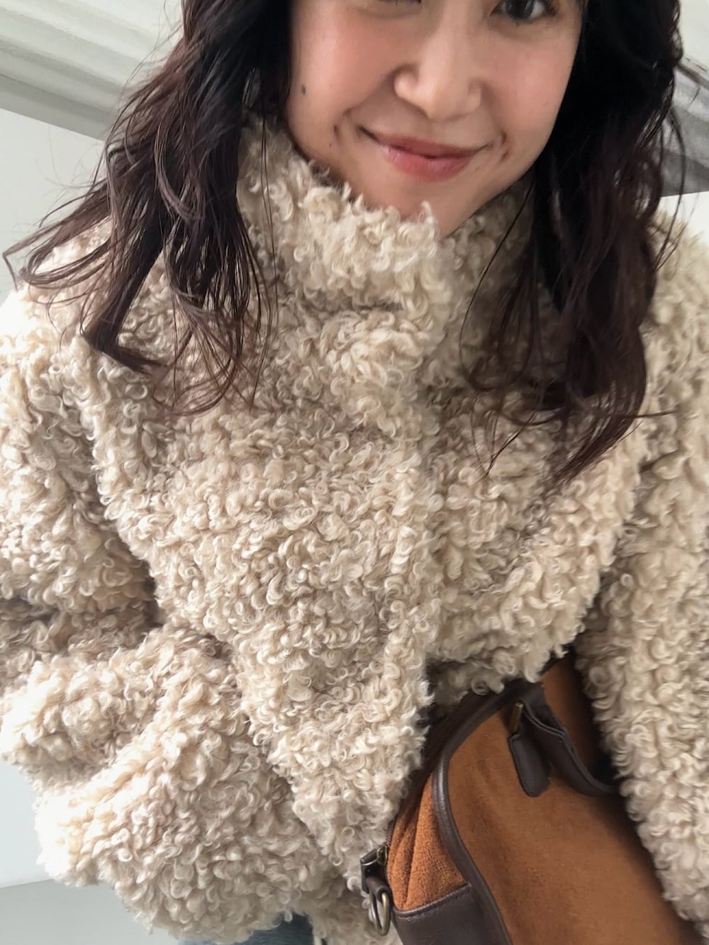 ホワイト系のその他アウター、ホワイト系のその他アウター、ベージュ系のボストンバッグを着用したレディースの秋コーディネートの3枚目の写真