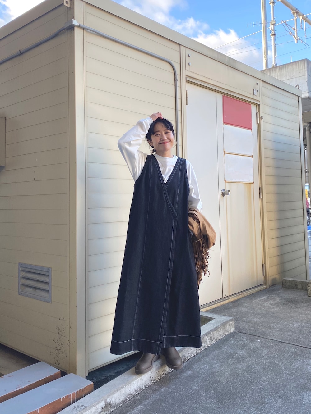 イエロー系のシャツ/ブラウス、ブルー系のワンピースを着用したレディースの冬コーディネートの2枚目の写真