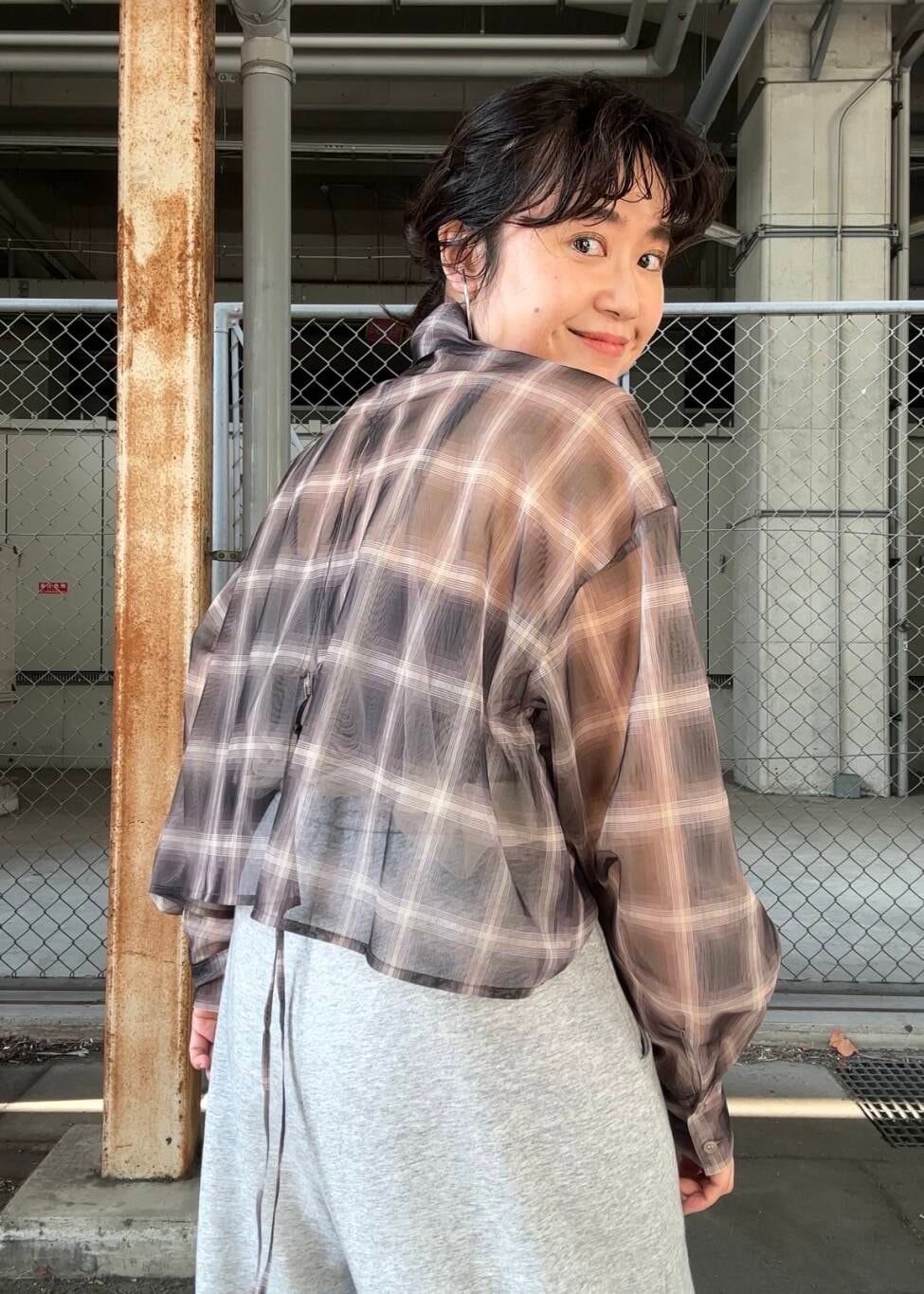 「チェック、パンプス、スウェット、KBF、レイヤード、パンツ、スリッポン、シアー、低身長、こなれ感、カーブパンツ、骨格ストレート、初夏のお出かけコーデ、sip2412、kbfで選ぶ夏」｜「KBFのカーブスウェットパンツ（その他パンツ、グレー系）」を使った、IMOKOさん（レディース・148cm）の夏コーディネートの5枚目の写真