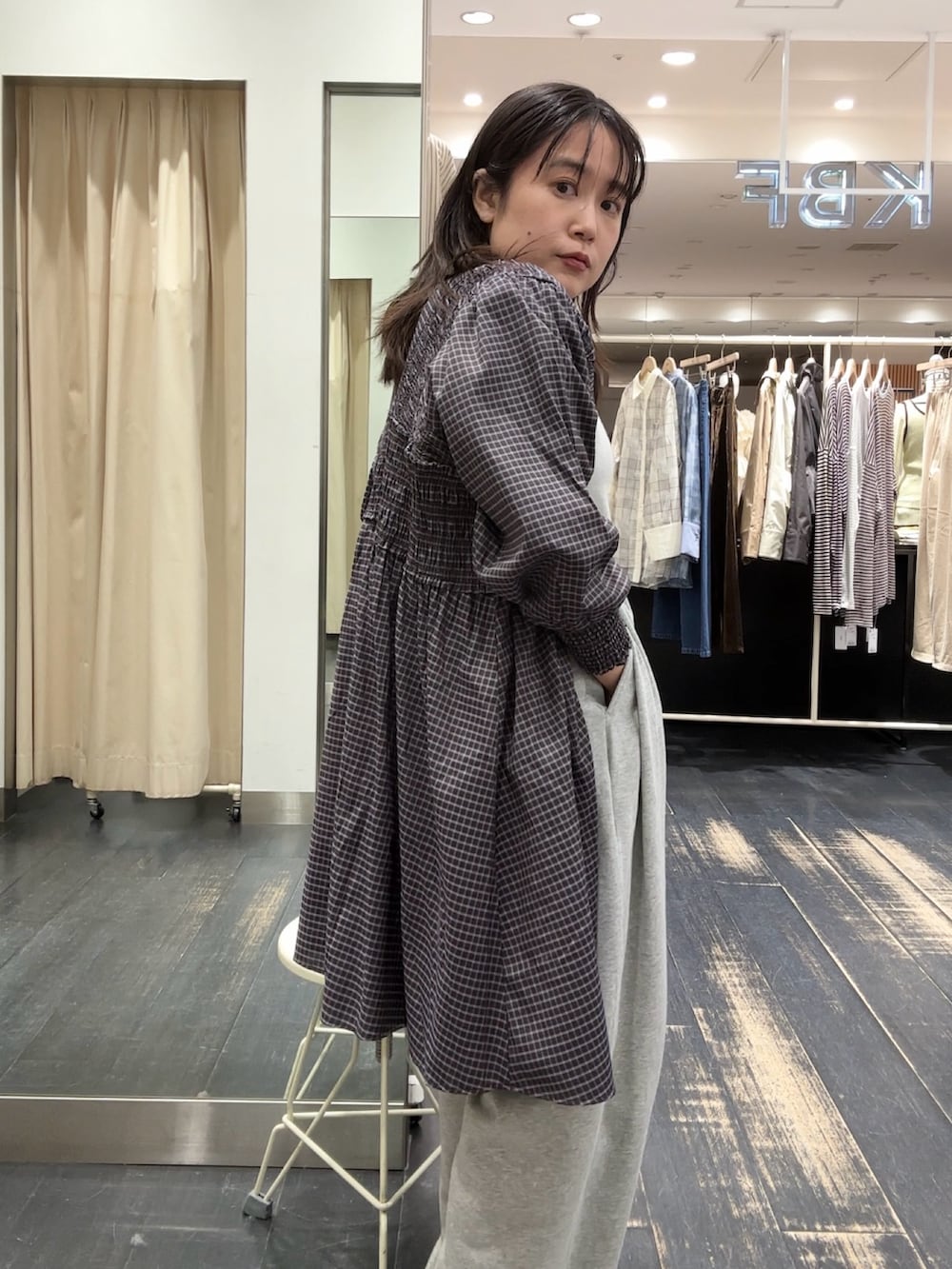 ブラウン系のワンピース、グレー系のその他パンツ、シルバー系のメガネを着用したレディースの春コーディネートの2枚目の写真