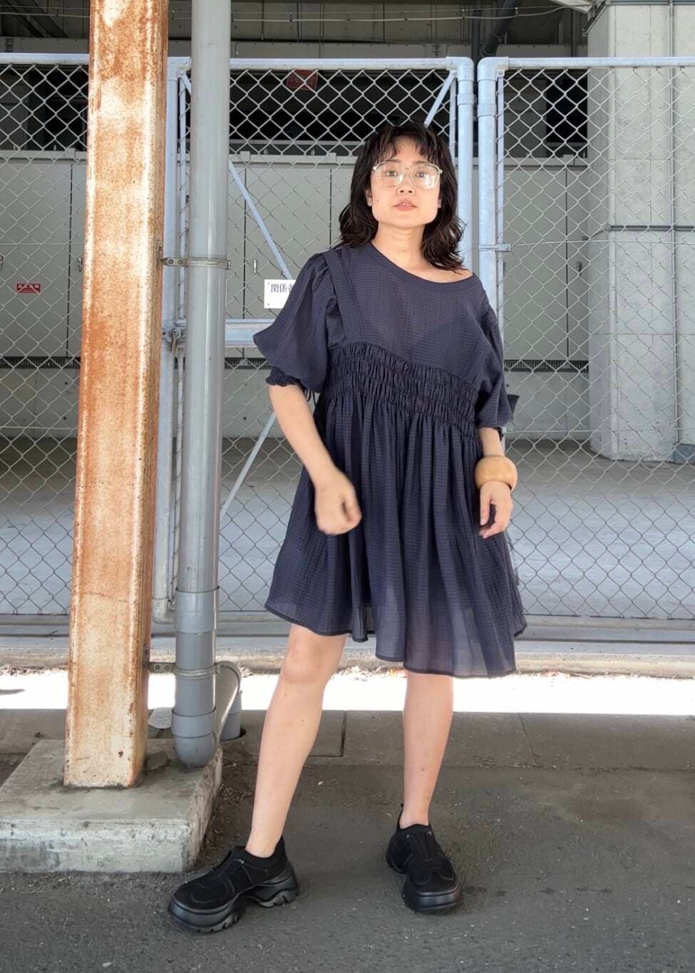 「ワンピース、メガネ、KBF、スリッポン、低身長、ショートパンツ、ボリューム袖、シャーリング、ミニワンピース、骨格ストレート、初夏のお出かけコーデ、sip2412、kbfで選ぶ夏」｜「KBFのサイクルカットパンツ（その他パンツ、グレー系）」を使った、IMOKOさん（レディース・148cm）の夏コーディネートの3枚目の写真