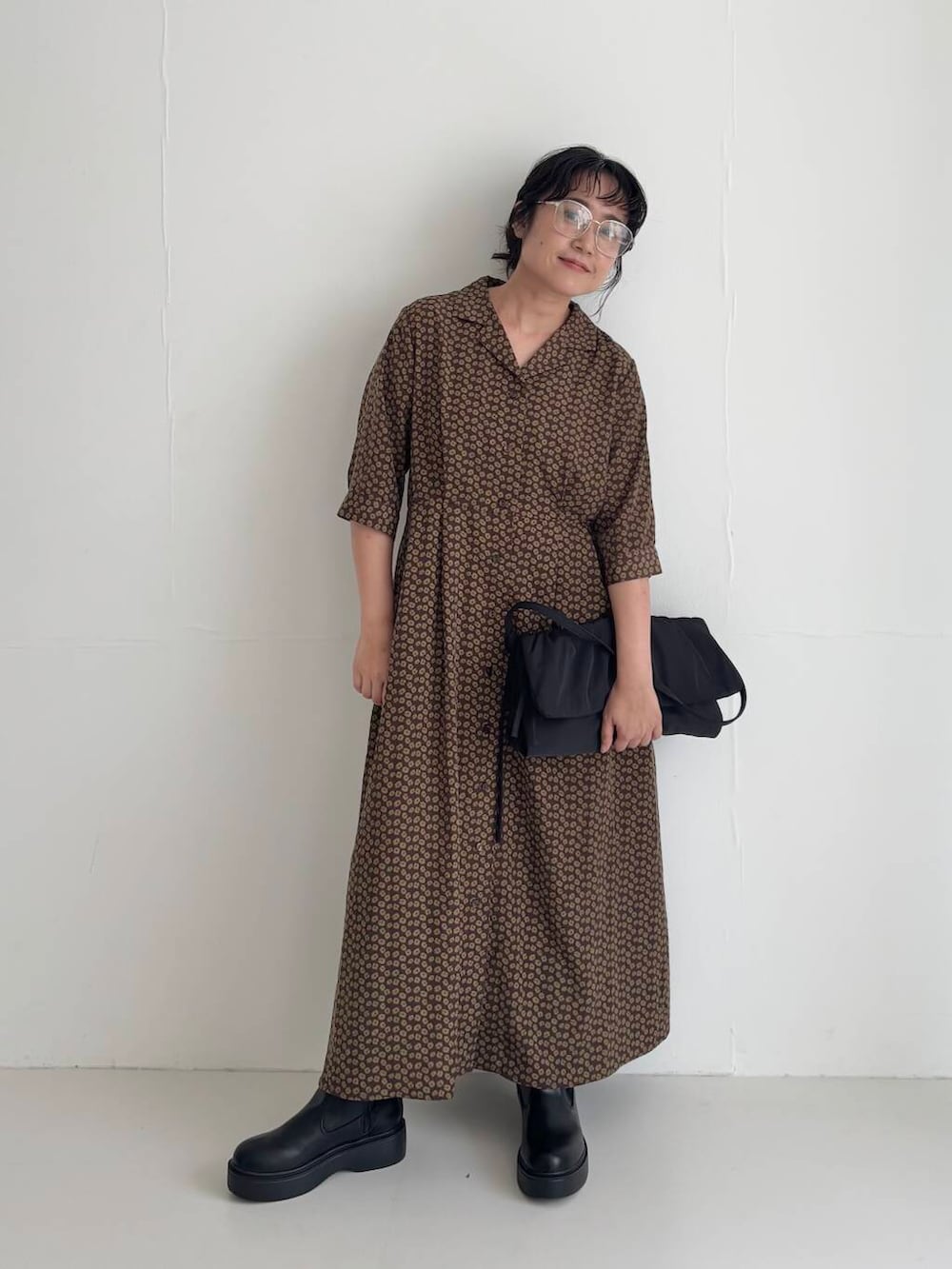 「ワンピース、メガネ、ブーツ、サングラス、ロングワンピース、KBF、ロングブーツ、低身長、柄、初夏のお出かけコーデ、ワンピースが主役のコーデ、sip2412、kbfで選ぶ夏、夏旅コーデ」｜「KBFの『WEB限定』オープンカラーワンピース（ワンピース、ブラウン系）」を使った、IMOKOさん（レディース・148cm）の夏コーディネートの2枚目の写真