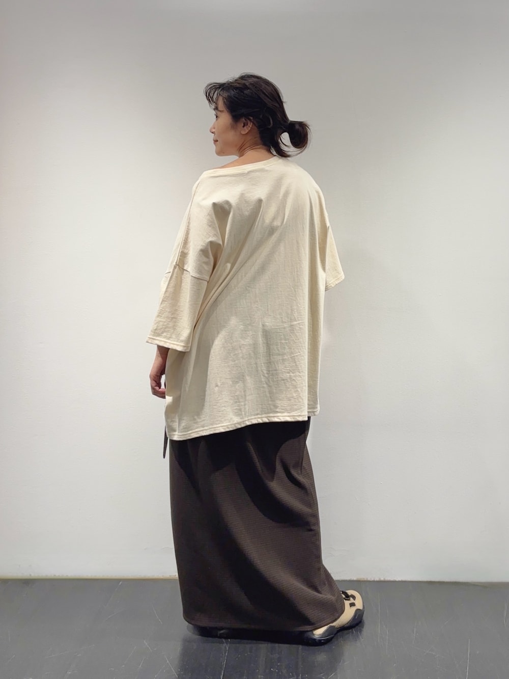 ホワイト系のTシャツ/カットソー、ホワイト系のTシャツ/カットソー、ブラウン系のスカートを着用したレディースの夏コーディネートの3枚目の写真